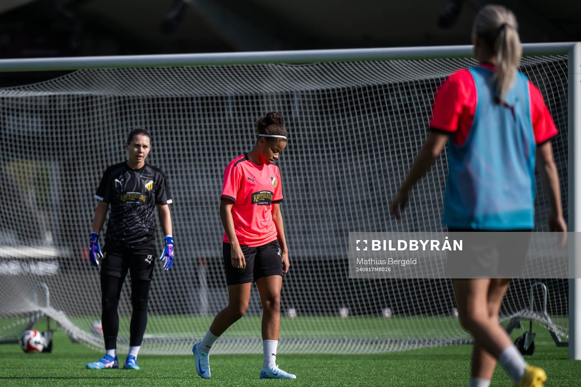 Goalkeeper Jennifer Falk and Felicia Schröder