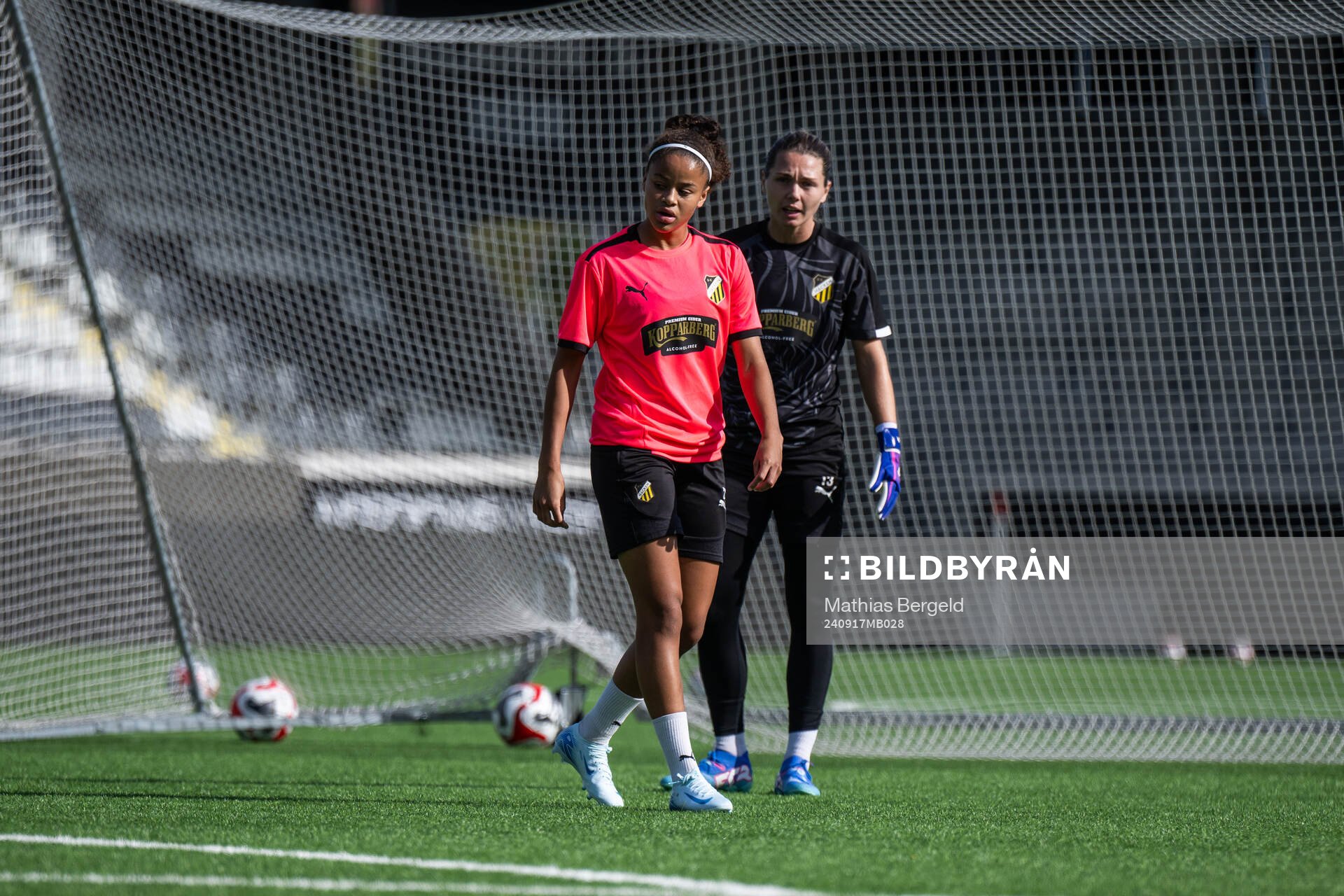 Goalkeeper Jennifer Falk and Felicia Schröder