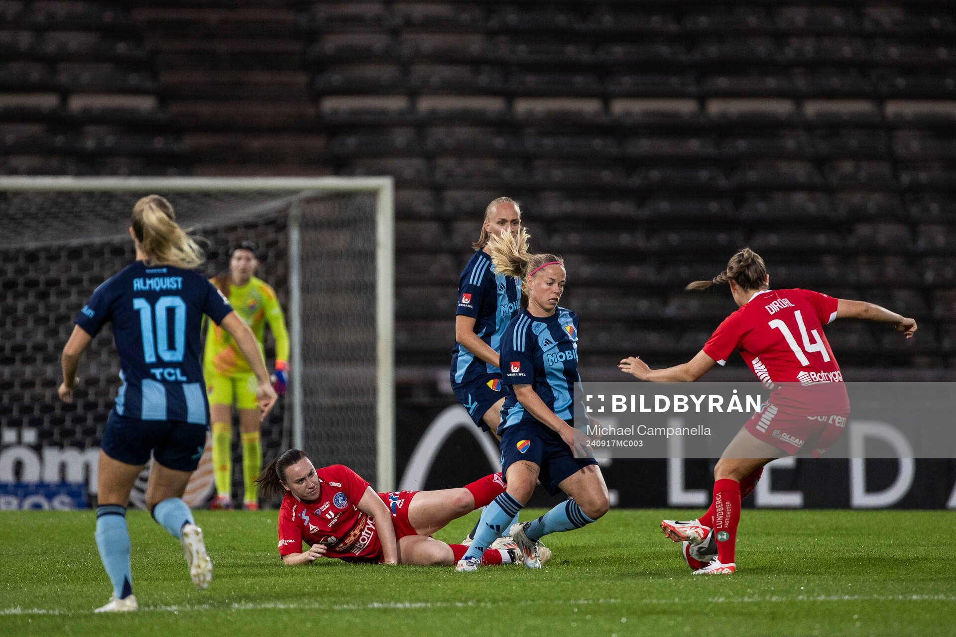 Djurgårdens Therese Åsland och Linköpings Irene Dirdal under fotbollsmatchen i Damallsvenskan mellan Djurgården och Linköping den 17 september 2024 i Stockholm.