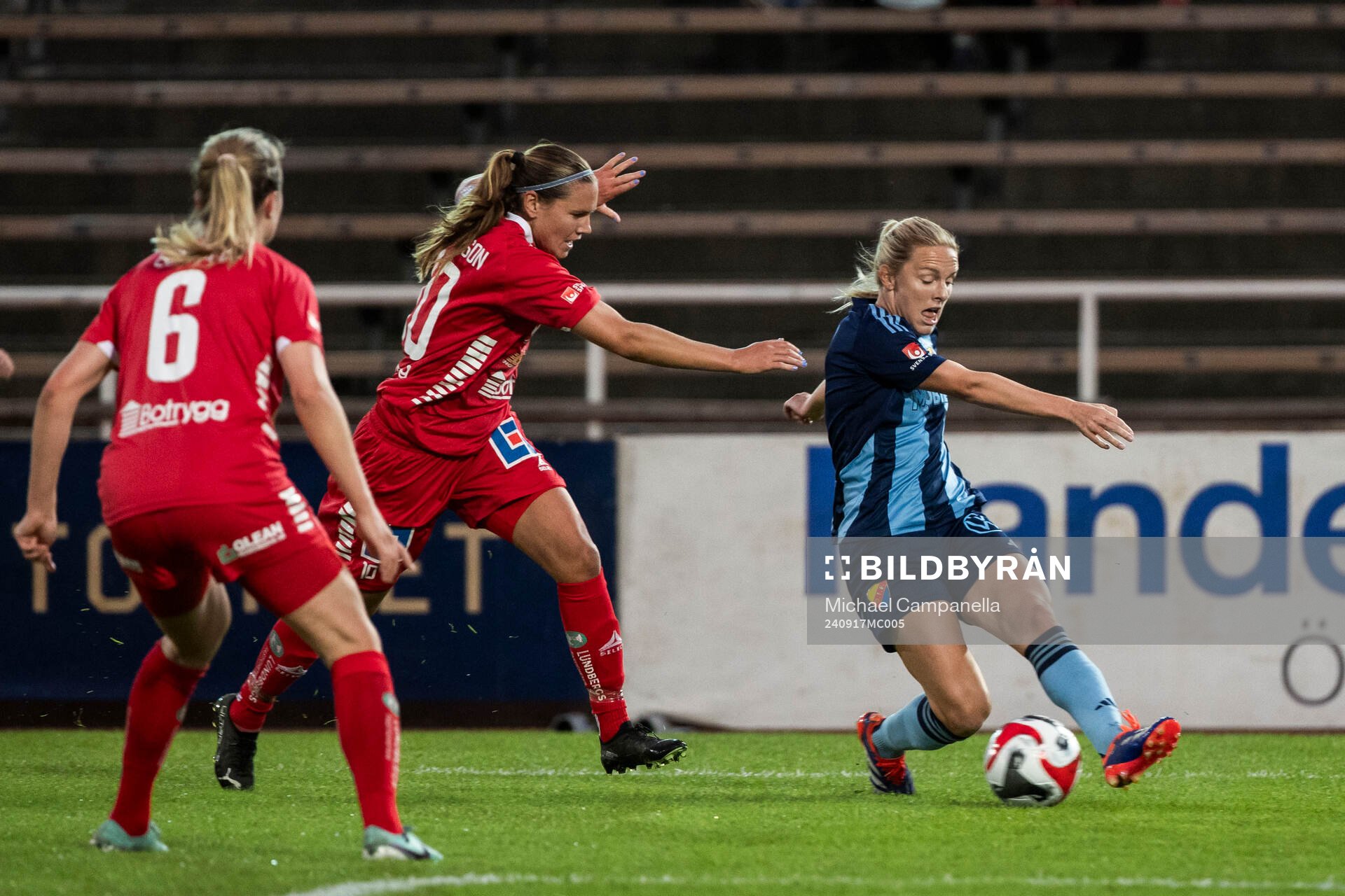 Linköpings Emma Lennartsson och Djurgårdens Mimmi Larsson