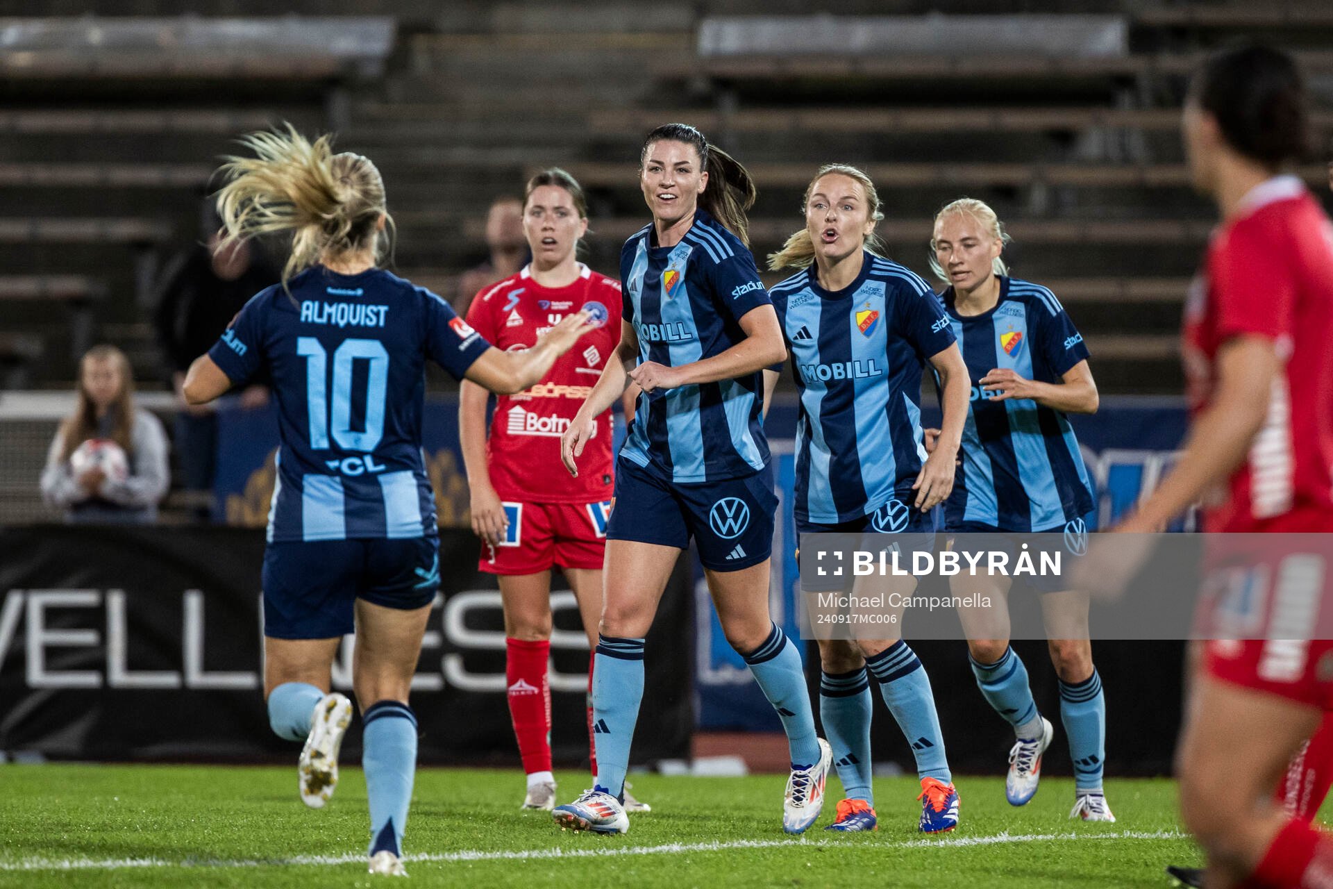 Djurgårdens Pauline Hammarlund och Tove Almqvist jublar