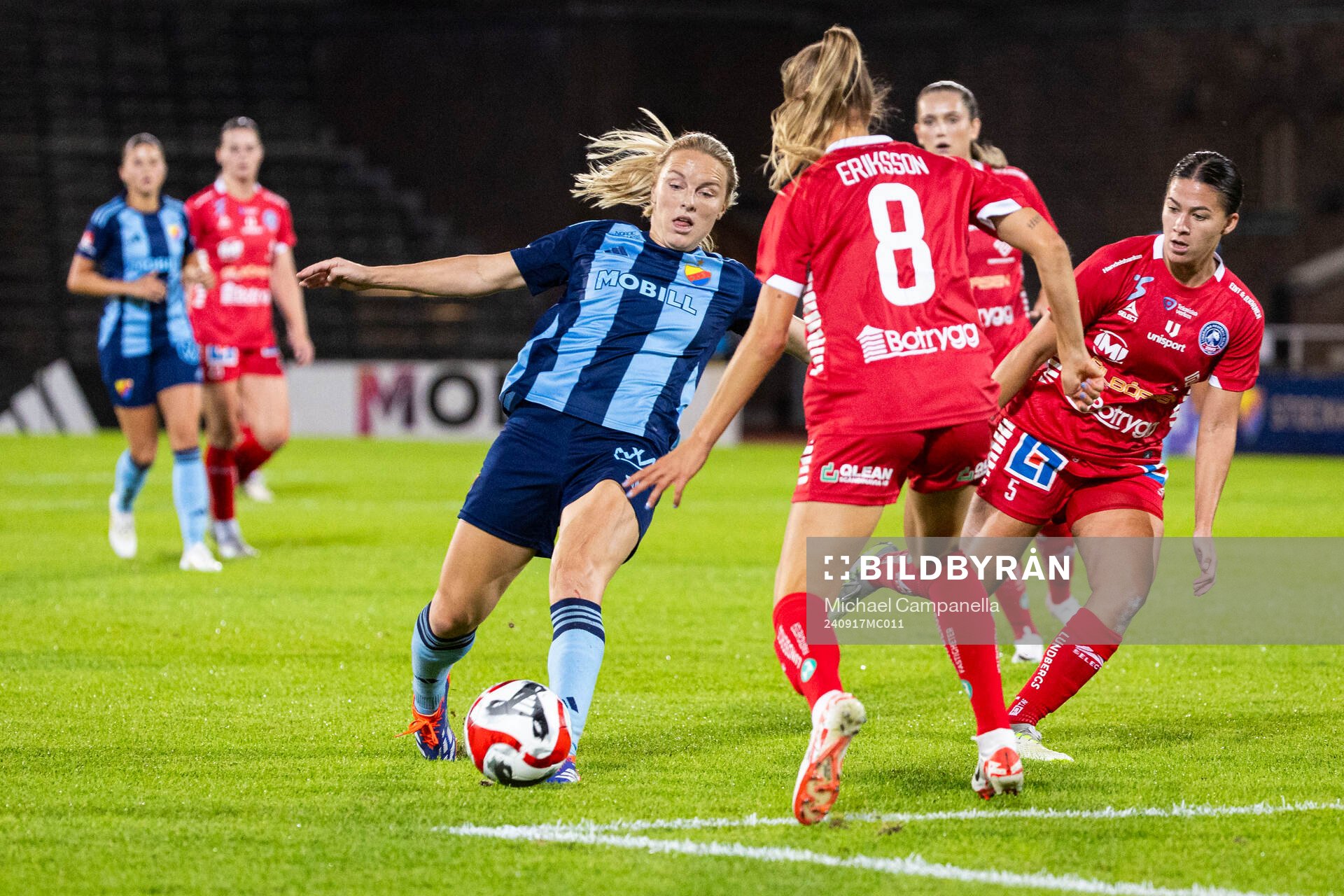 Djurgårdens Mimmi Larsson och Linköpings Angela Beard och