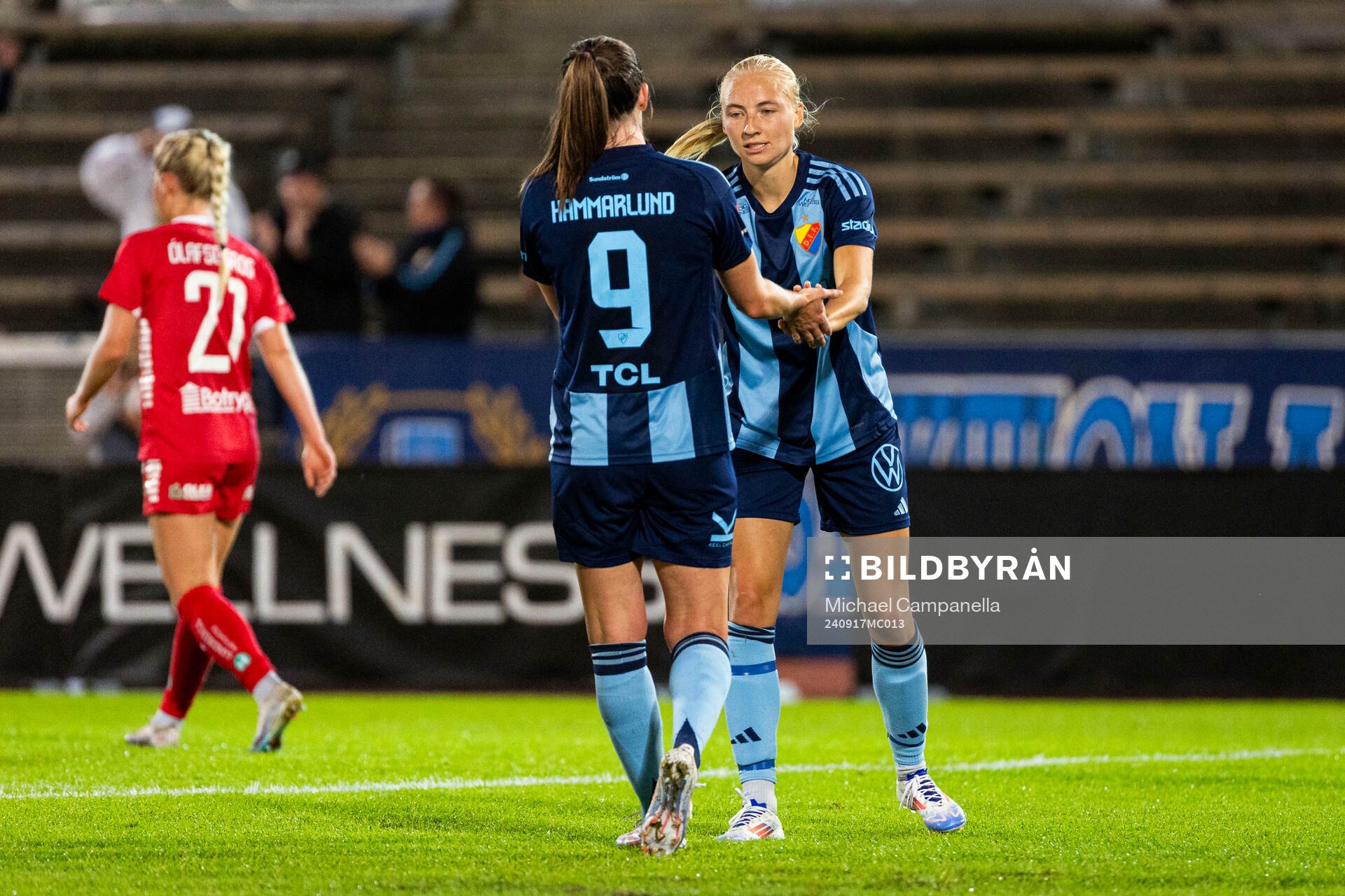 Djurgårdens Pauline Hammarlund jublar Stinalisa Johansson