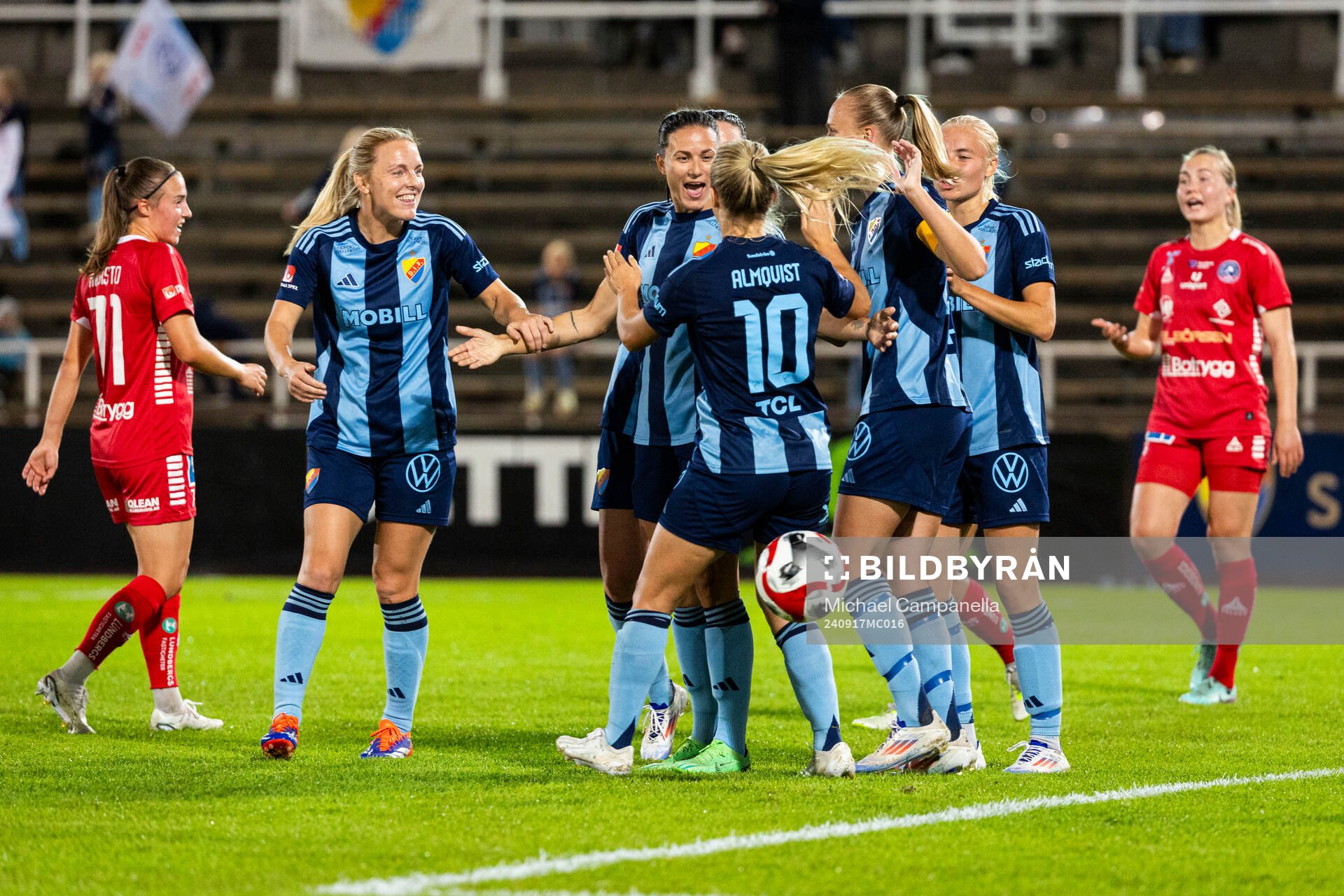 Djurgårdens Tove Almqvist jublar med lagkamrater