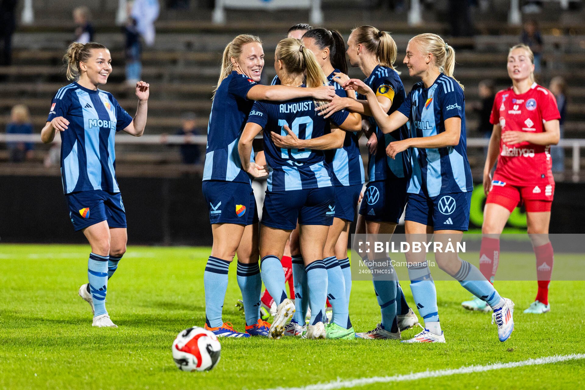 Djurgårdens Tove Almqvist jublar med lagkamrater