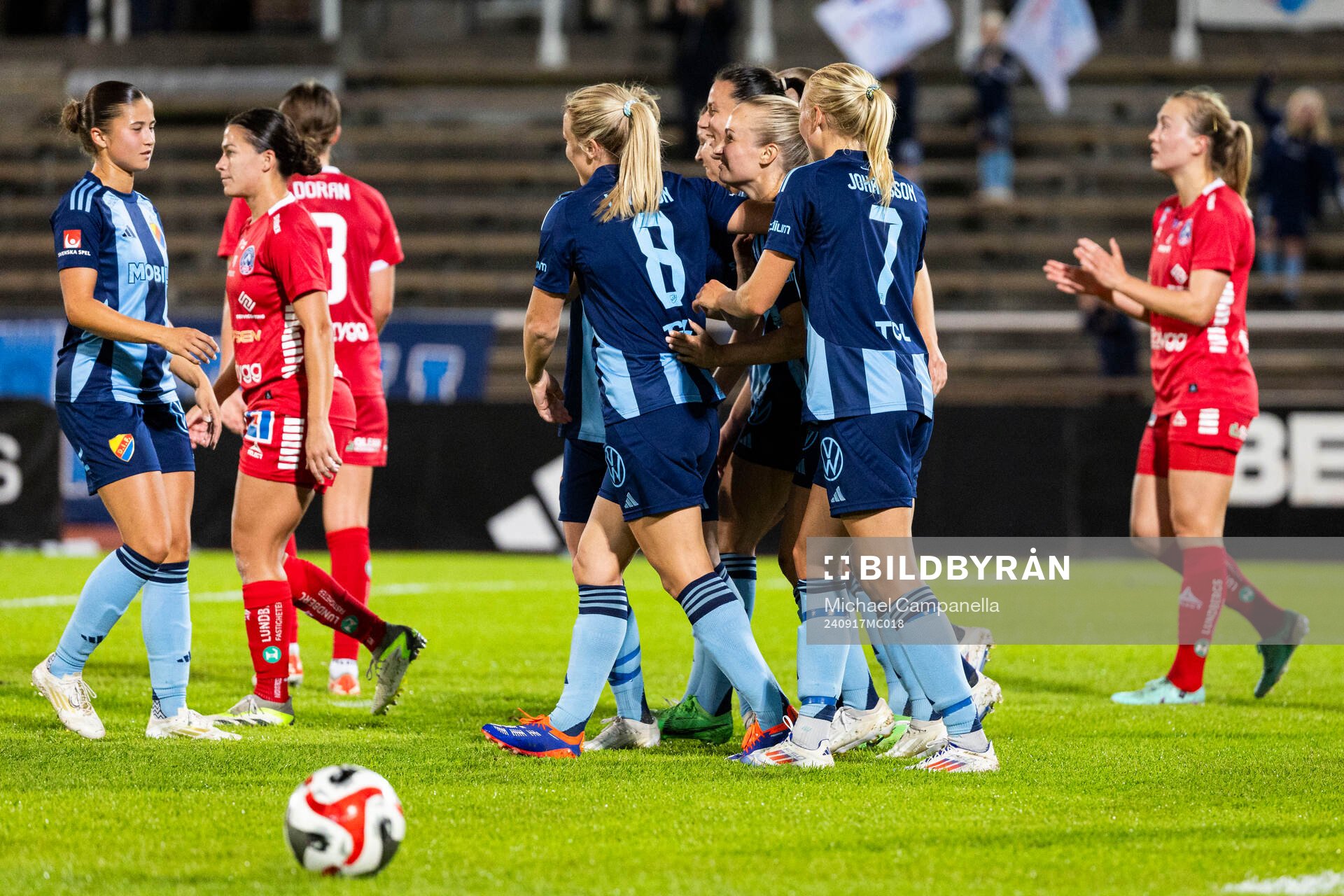 Djurgårdens Mimmi Larsson jublar med lagkamrater