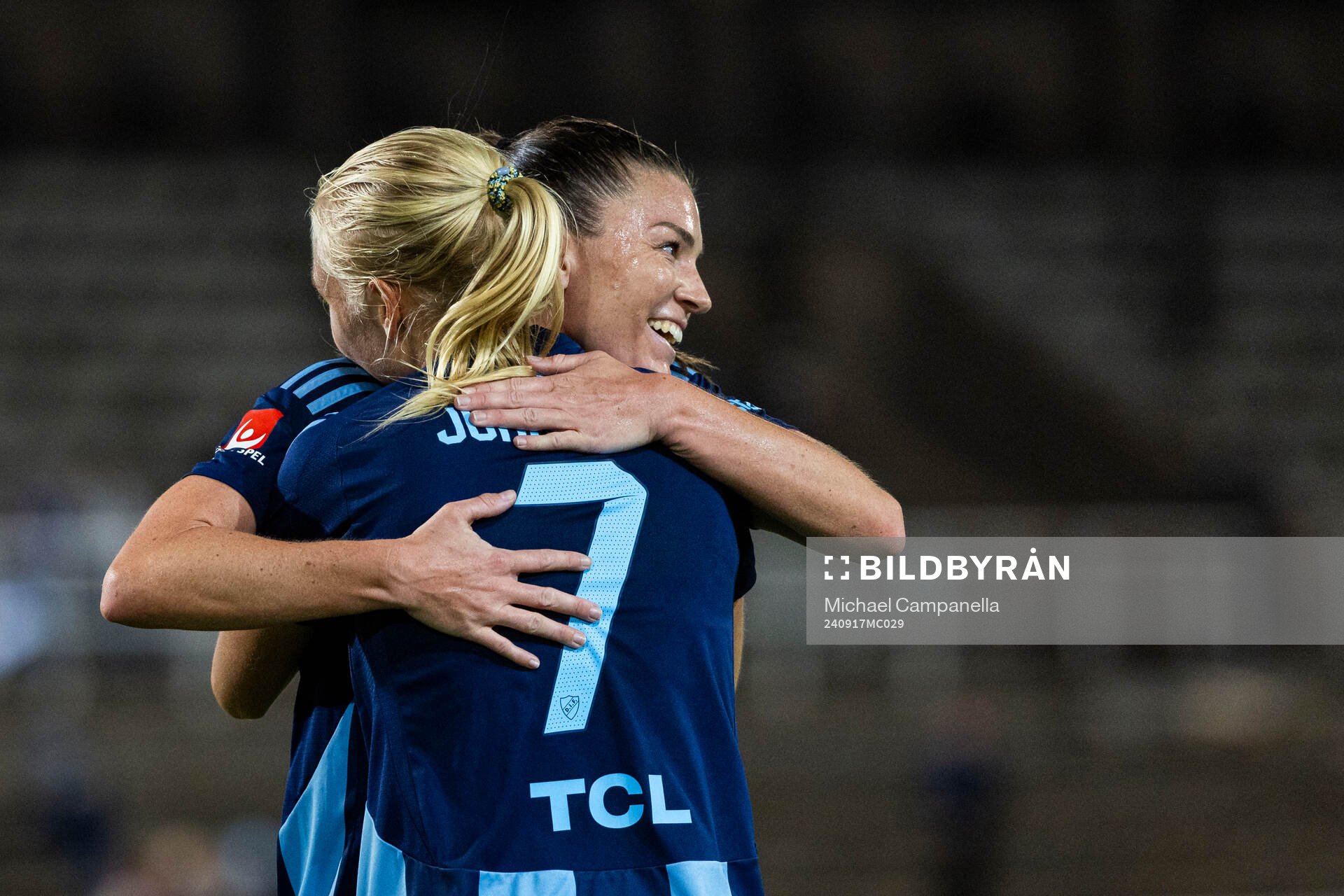 Djurgårdens Stinalisa Johansson jublar Pauline Hammarlund