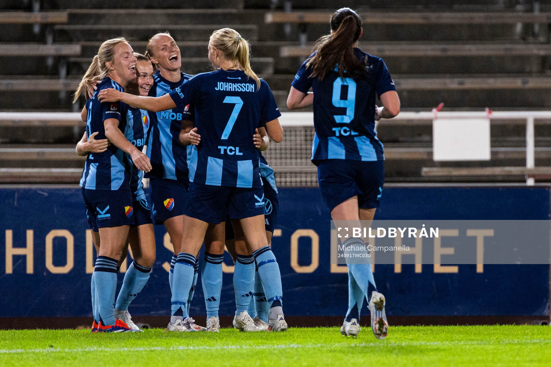 Djurgårdens Mimmi Larsson jublar med lagkamrater