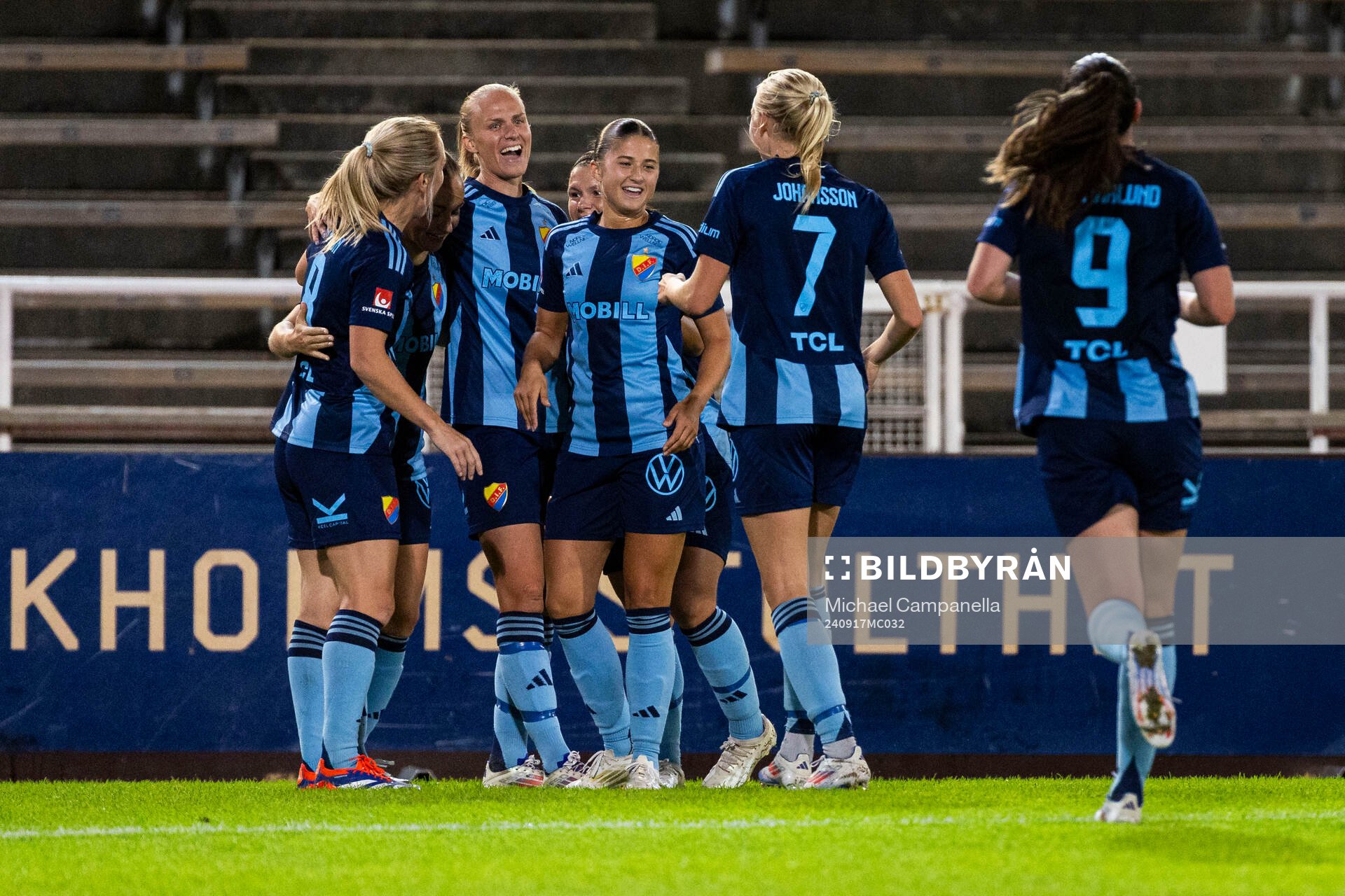 Djurgårdens Mimmi Larsson jublar med lagkamrater