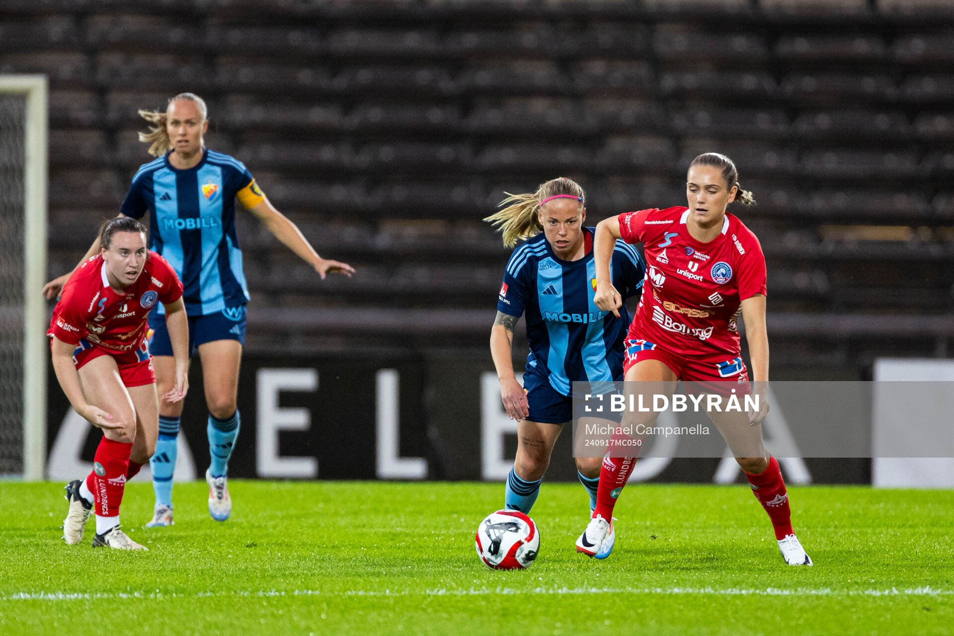 Djurgårdens Therese Åsland och Linköpings Irene Dirdal
