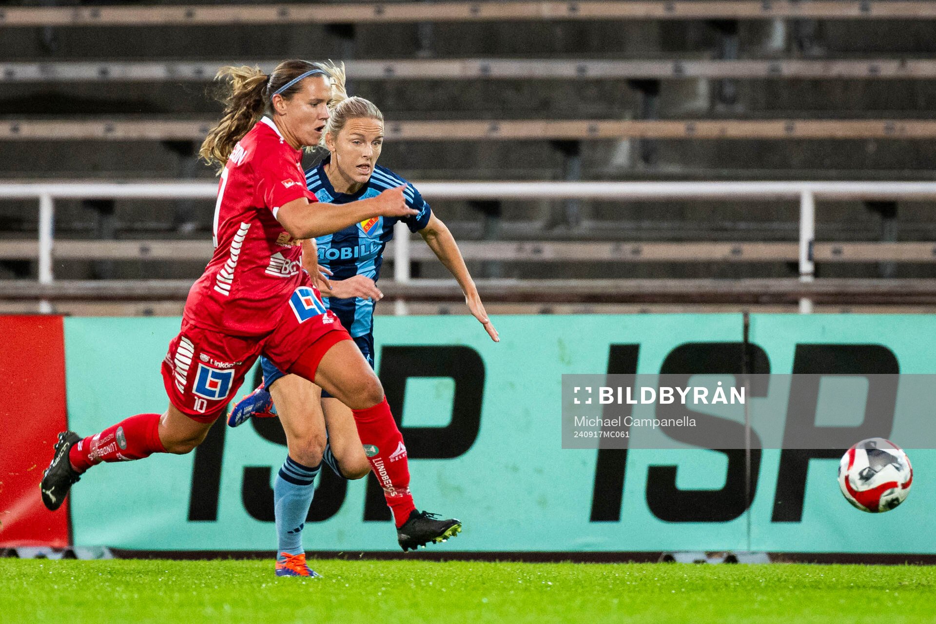 Linköpings Emma Lennartsson och Djurgårdens Mimmi Larsson under fotbollsmatchen i Damallsvenskan mellan Djurgården och Linköping den 17 september 2024 i Stockholm.