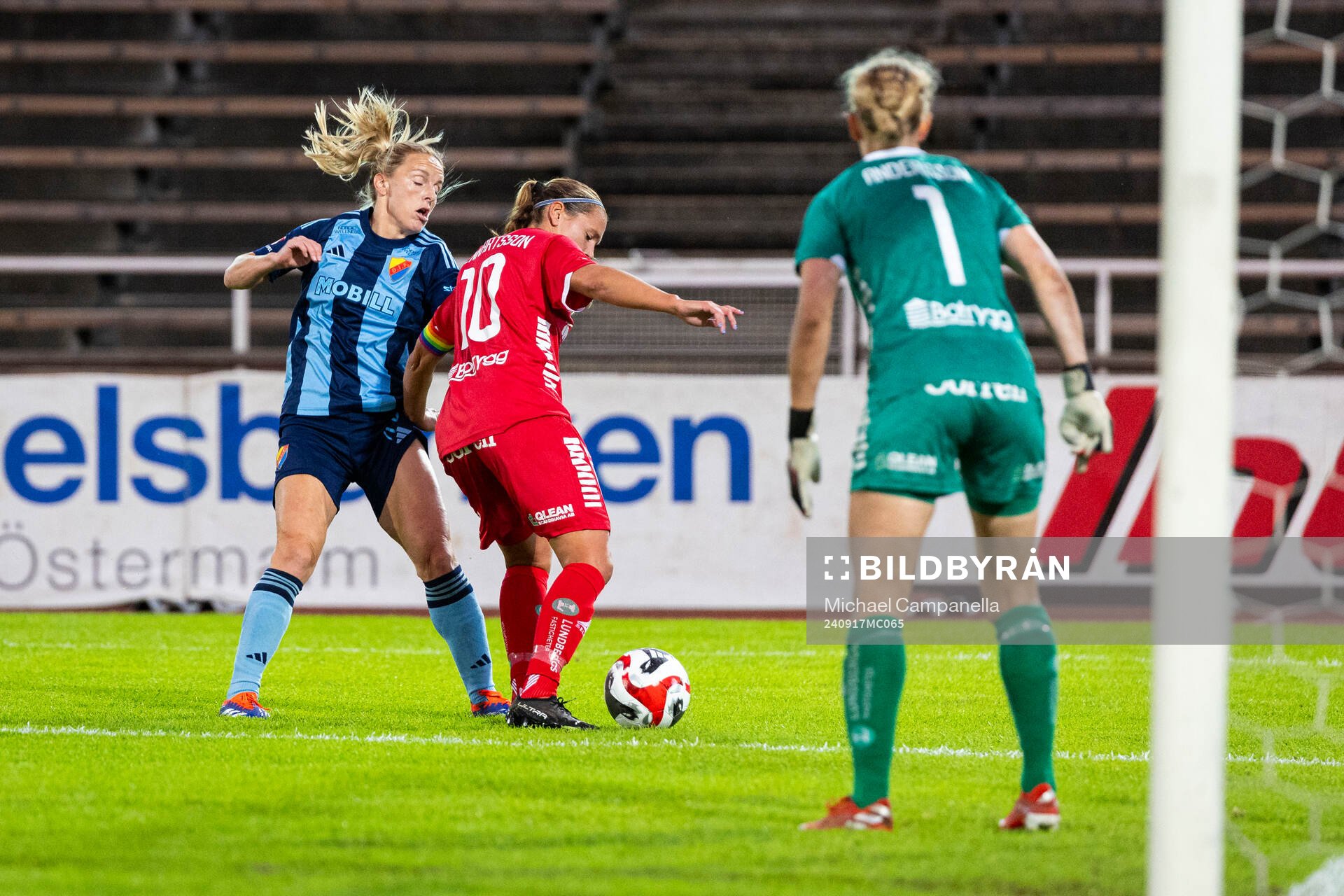 Djurgårdens Mimmi Larsson och Linköpings Emma Lennartsson