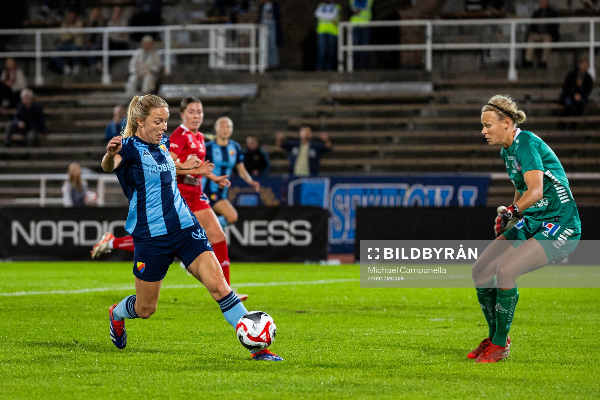 Djurgårdens Mimmi Larsson och Linköpings målvakt Cajsa