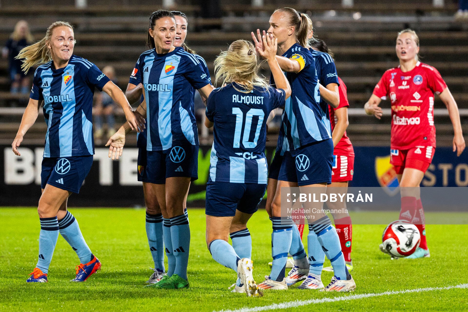 Djurgårdens Tove Almqvist jublar med lagkamrater