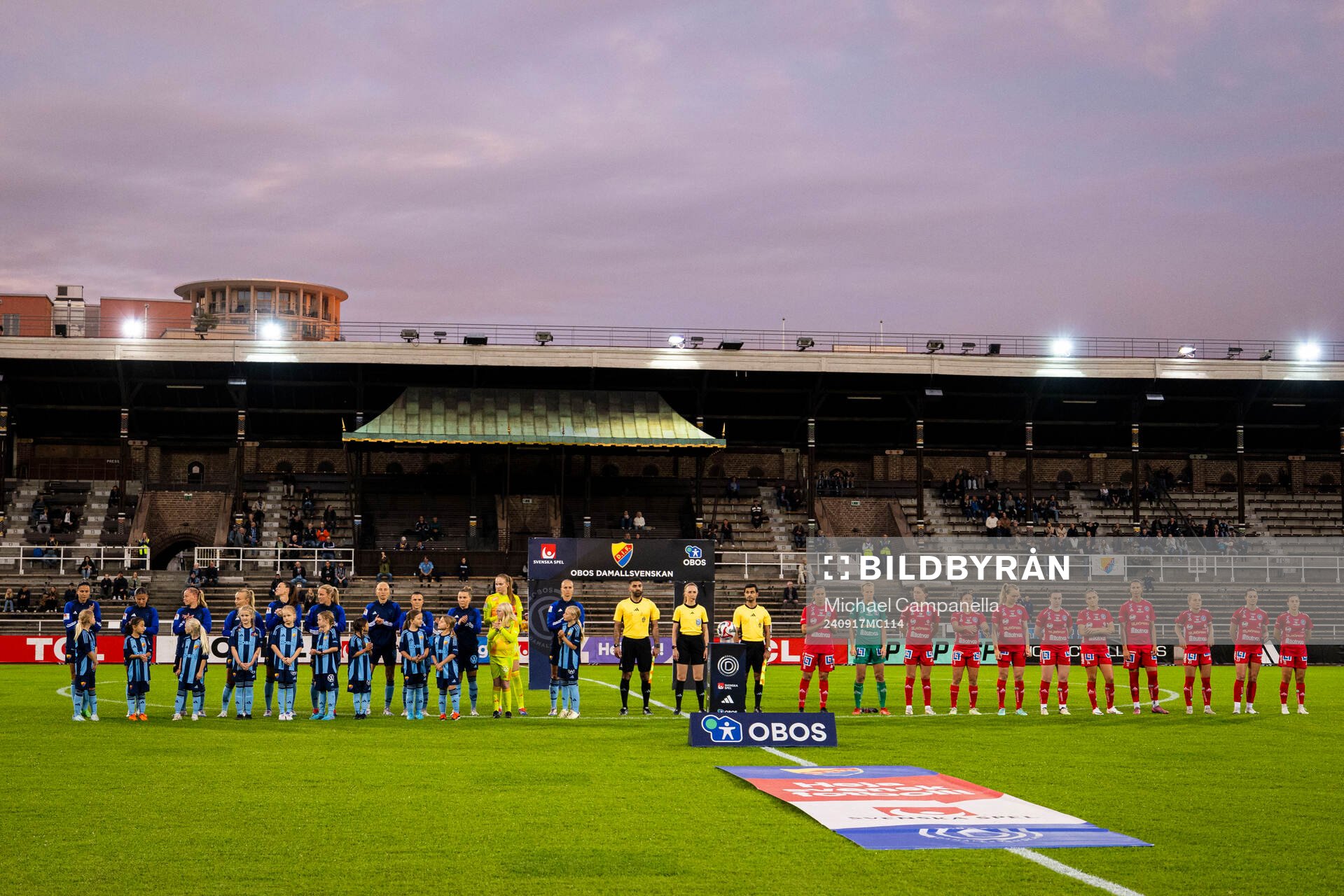 Djurgårdens och Linköpings spelare i lineup under fotbollsmatchen i Damallsvenskan mellan Djurgården och Linköping den 17 september 2024 i Stockholm.