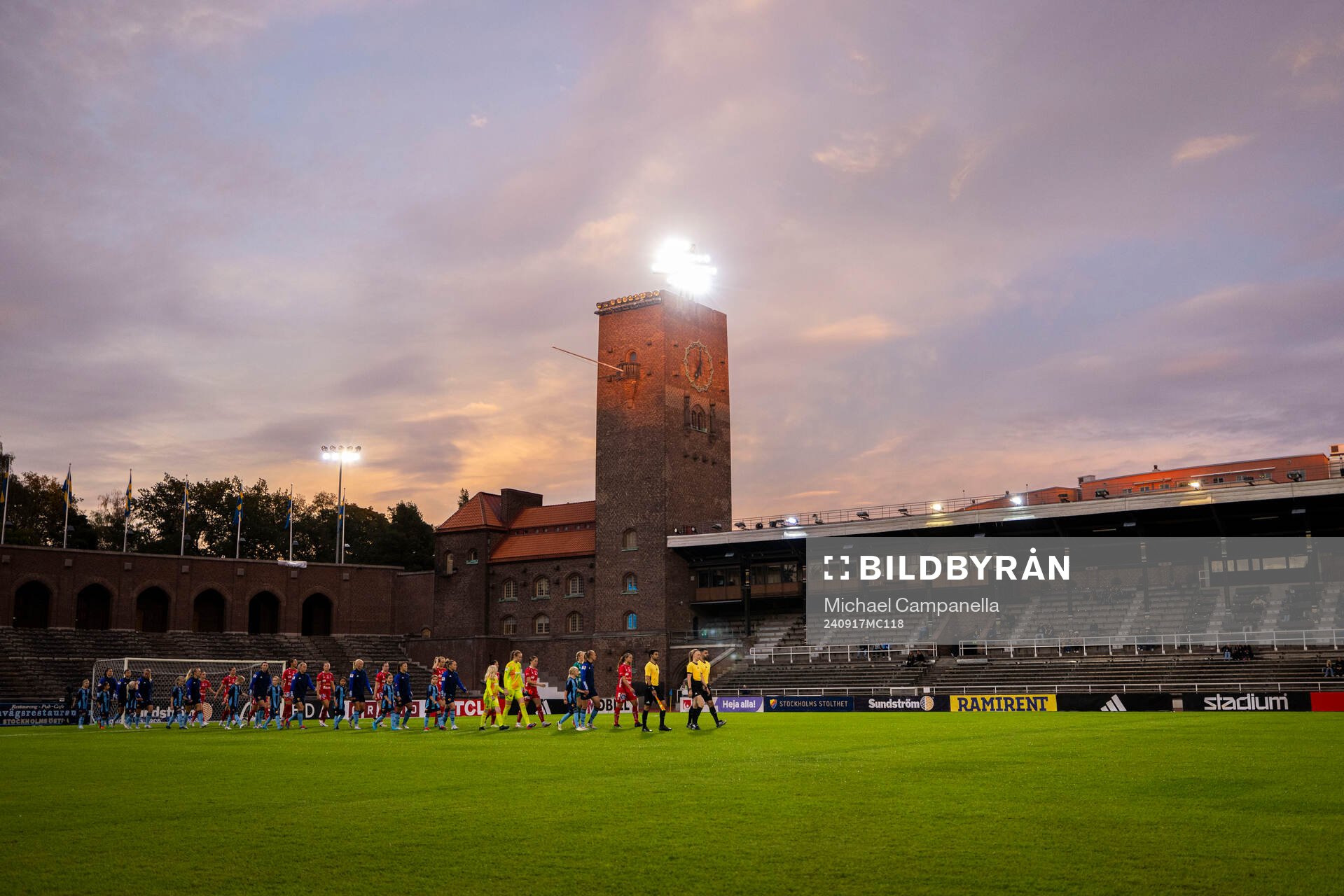 Djurgårdens och Linköpings spelare i lineup under fotbollsmatchen i Damallsvenskan mellan Djurgården och Linköping den 17 september 2024 i Stockholm.