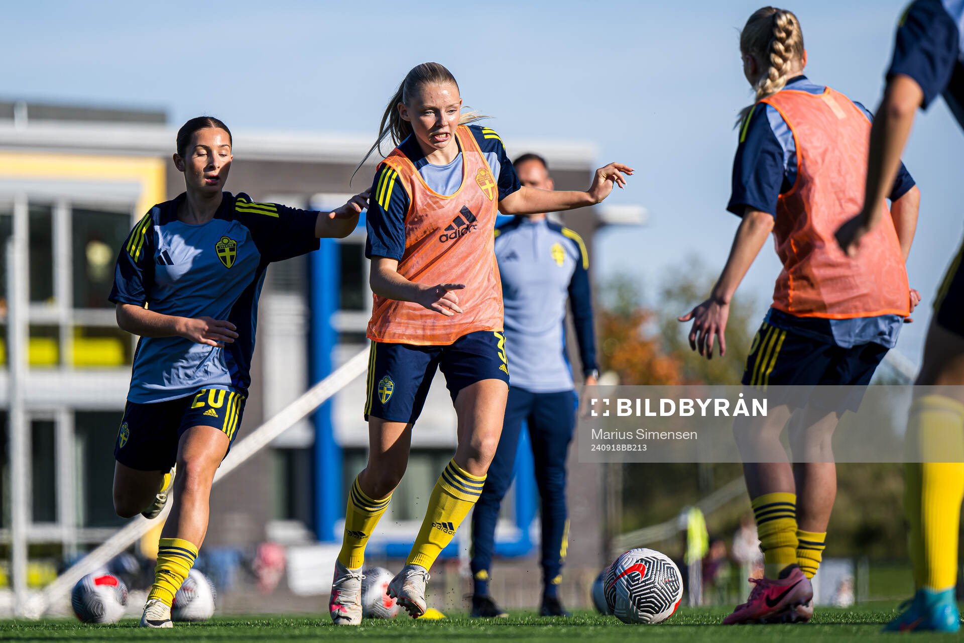 Filippa Sjöström and Anna Svanberg of Sweden warms up
