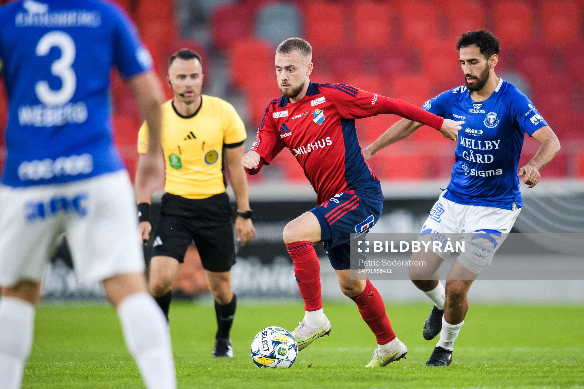 Östers Simon Marklund  och Trelleborgs Hady Saleh Karim
