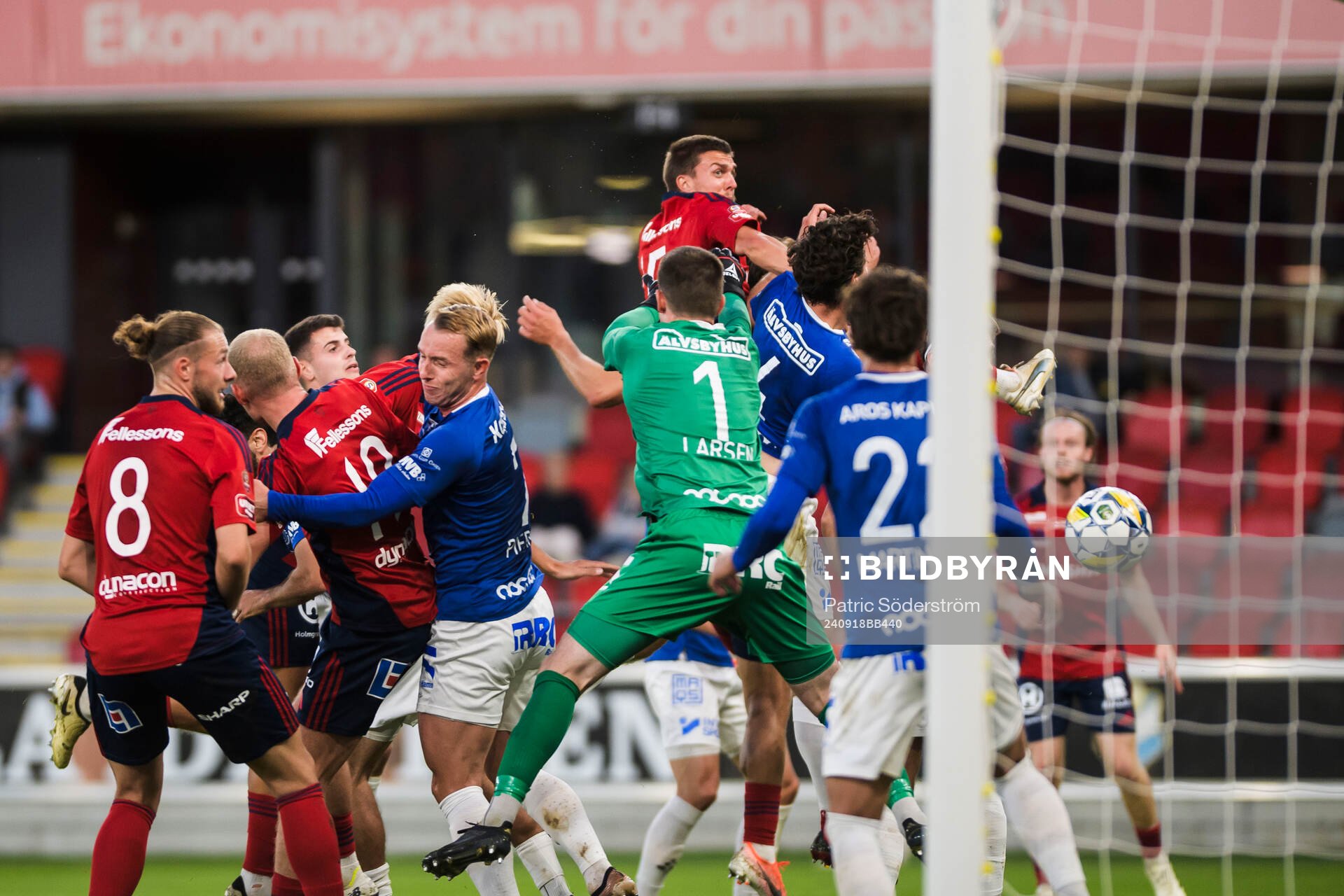 Östersunds Jamie Ryan Hopcutt nickar in 1-0 under fotbollsmatchen i Superettan mellan Östersunds och Trelleborg den 18 september 2024 i Växjö. 