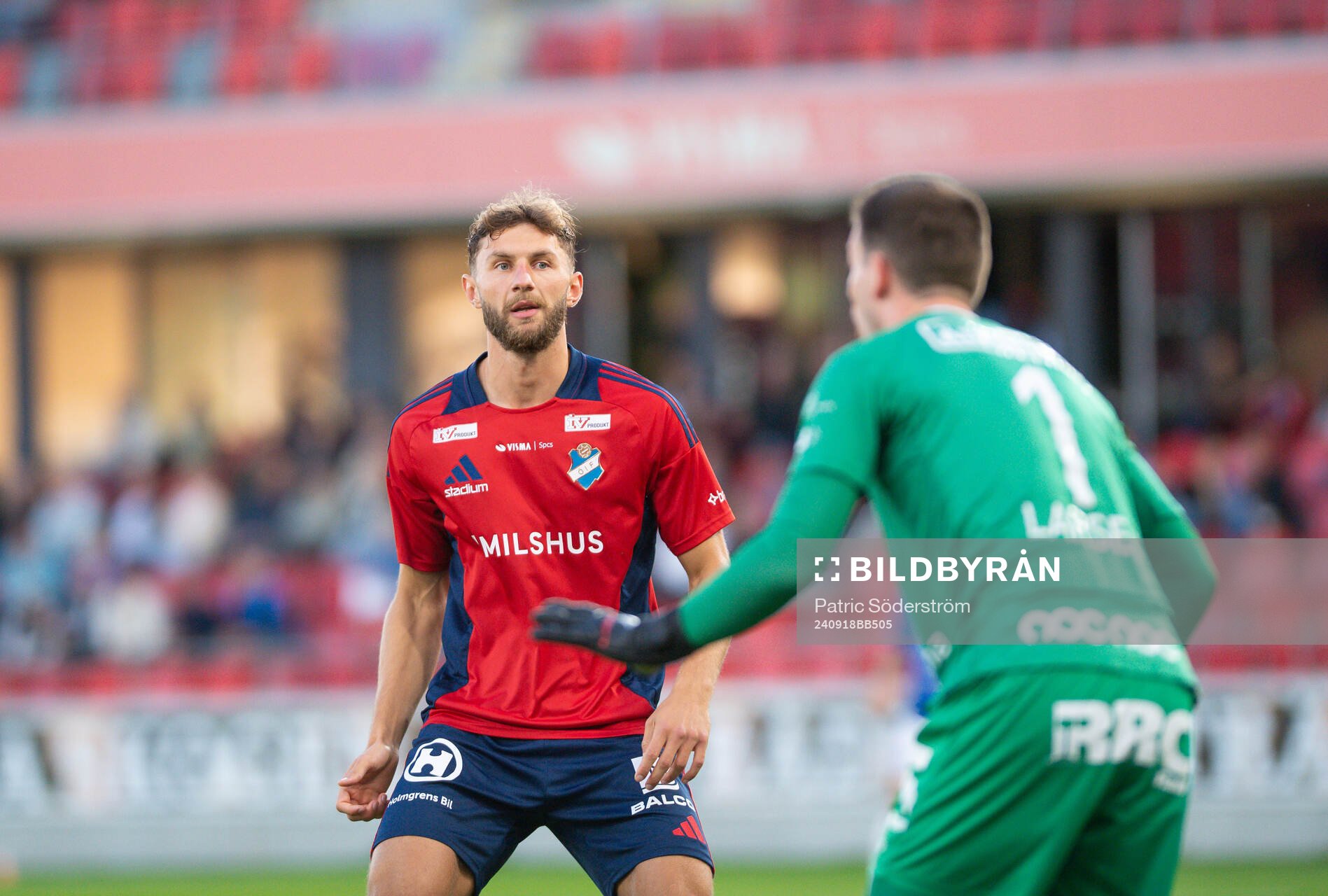 Östers Alibek Aliev och Trelleborgs målvakt Andreas Larsen