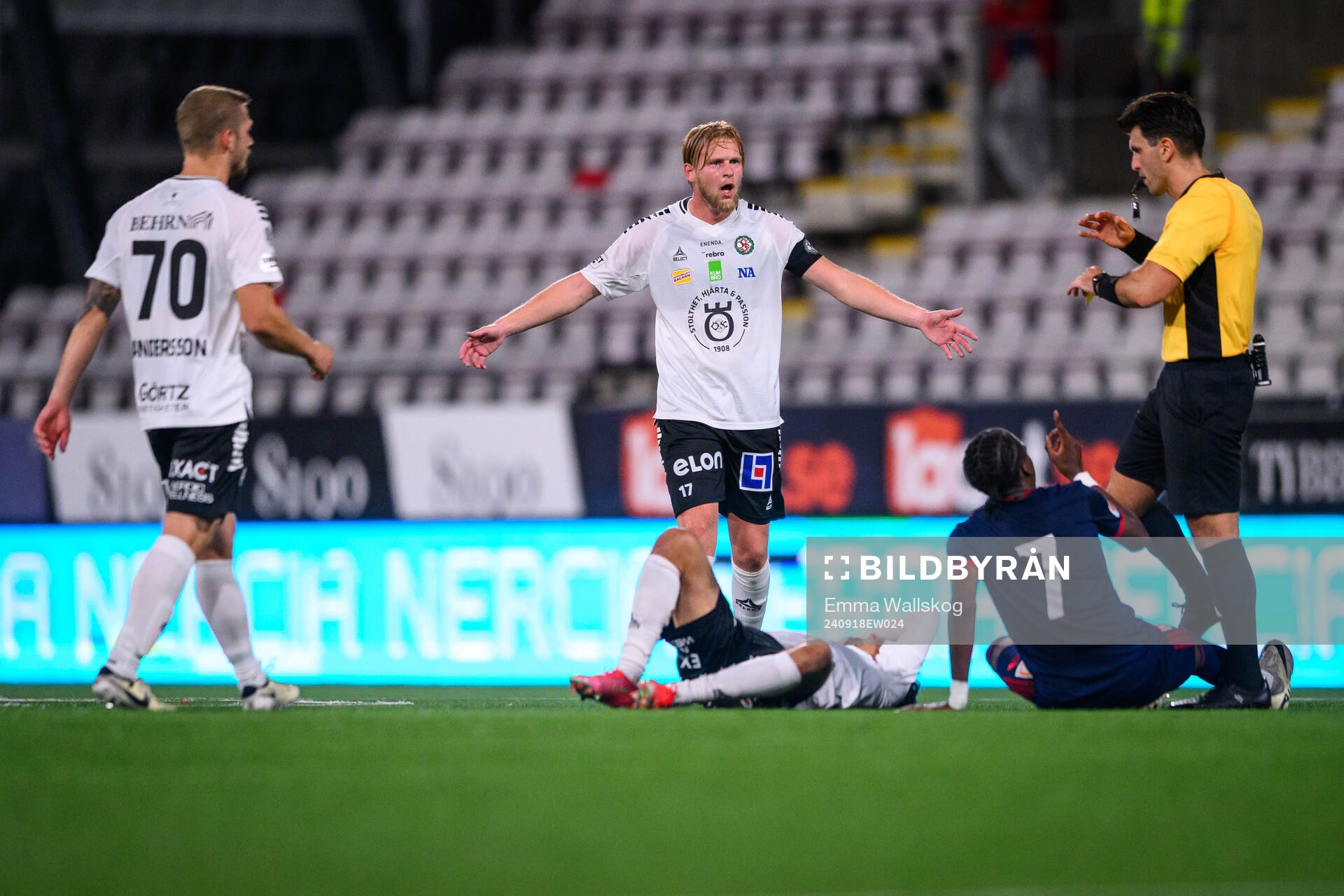 Örebros Elias Barsoum och Karl Holmberg reagerar