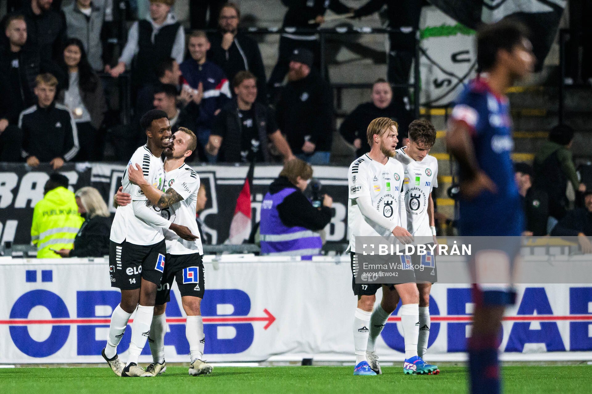 Örebros Hamse Shagaxle och Erik Andersson jublar