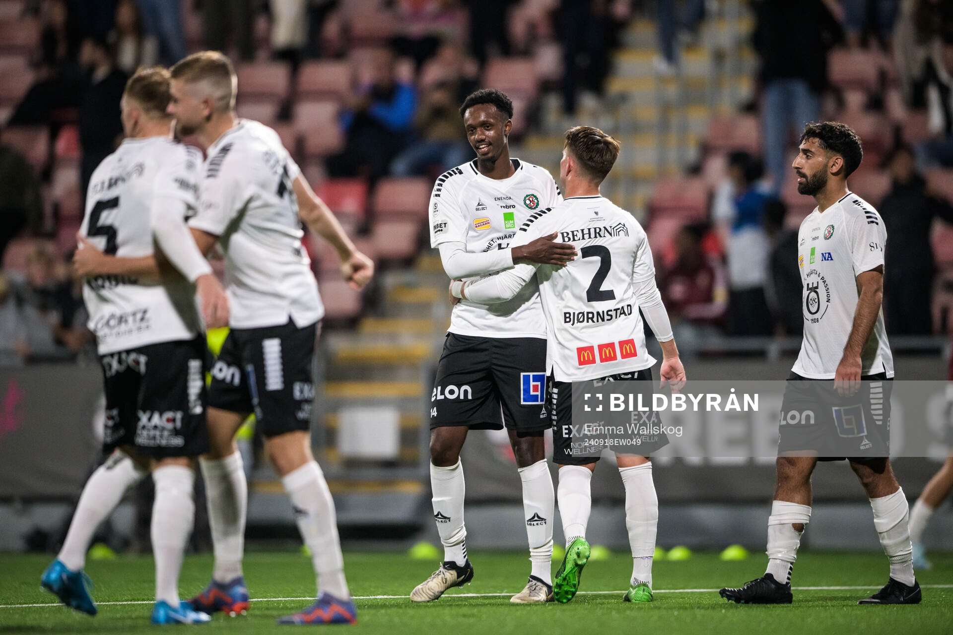 Örebros Hamse Shagaxle och Tobias Björnstad jublar