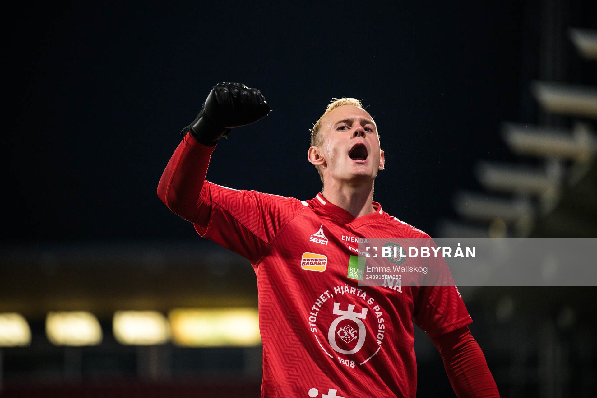 Örebros målvakt Malte Påhlsson jublar efter fotbollsmatchen i Superettan mellan Örebro och Sandvikens IF den 18 september 2024 i Örebro.