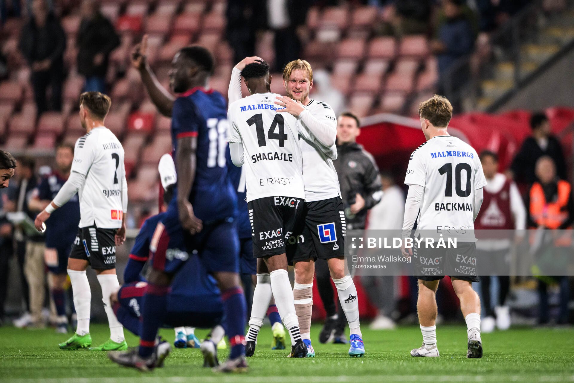 Örebros Hamse Shagaxle och Karl Holmberg jublar