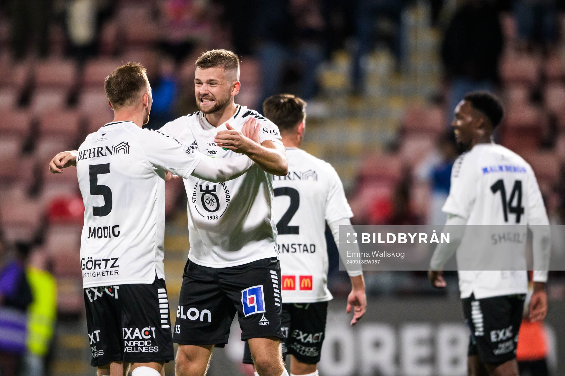 Örebros Jesper Modig och Niclas Bergmark jublar