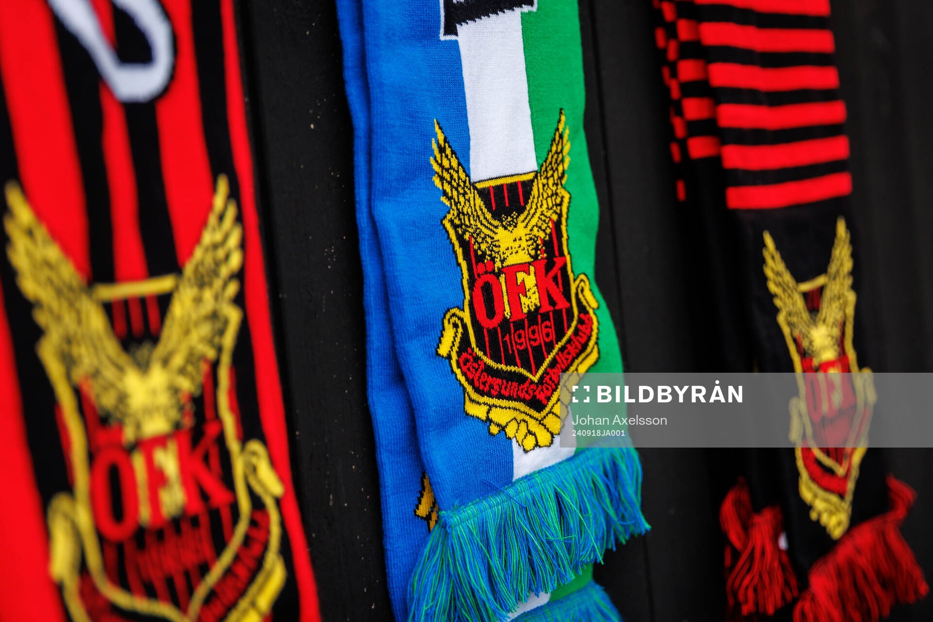 Halsdukar med Östersunds klubbemblem på