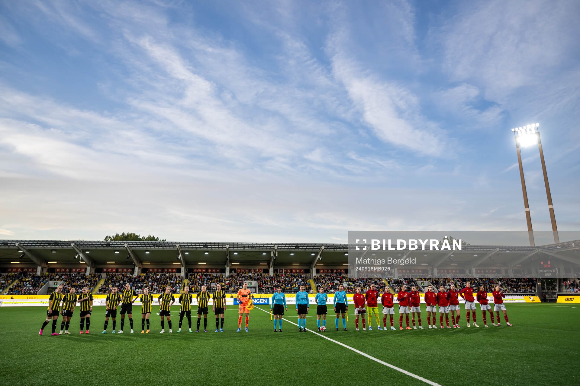 The players at line up