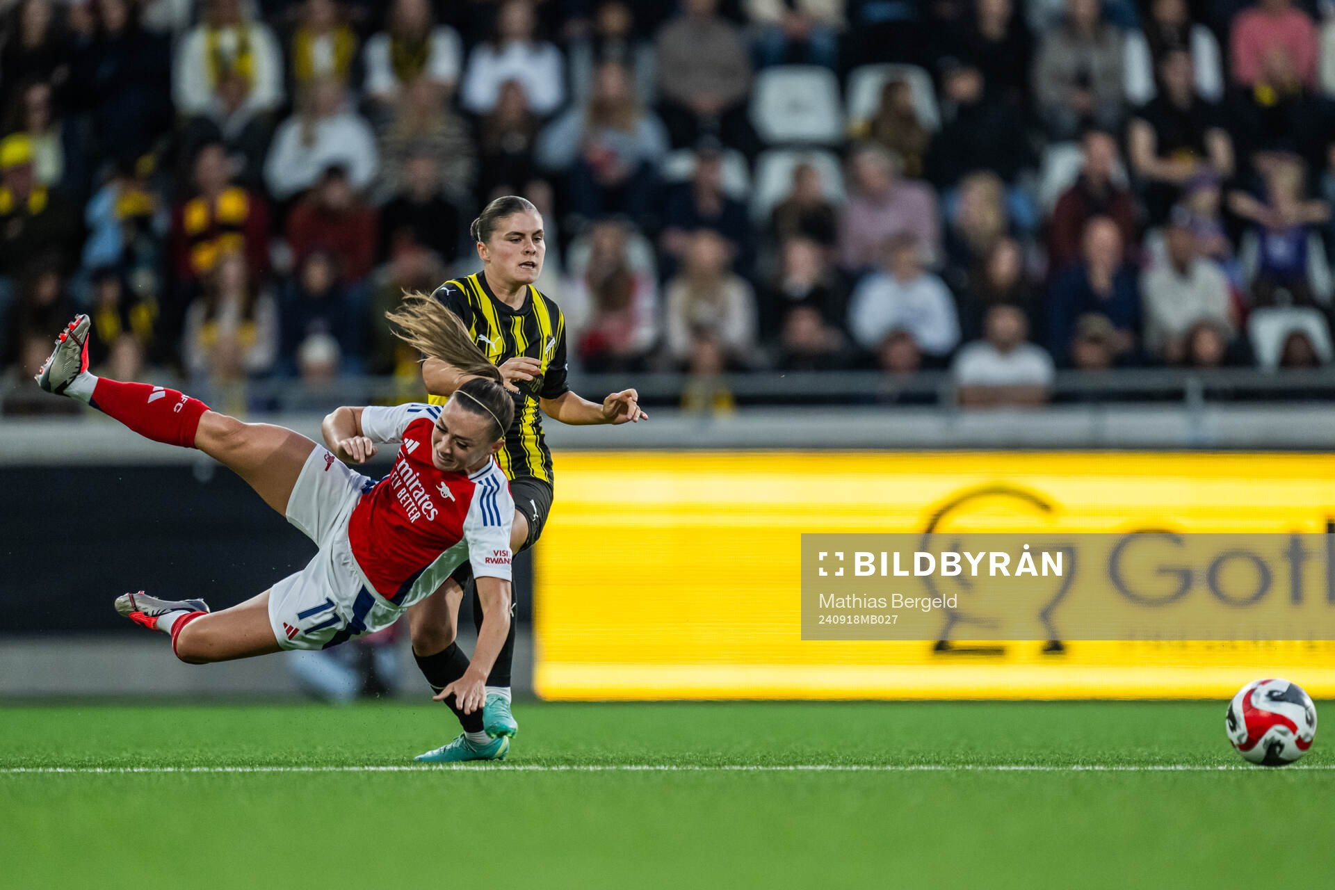 Katie McCabe of Arsenal and Hanna Wijk of Häcken
