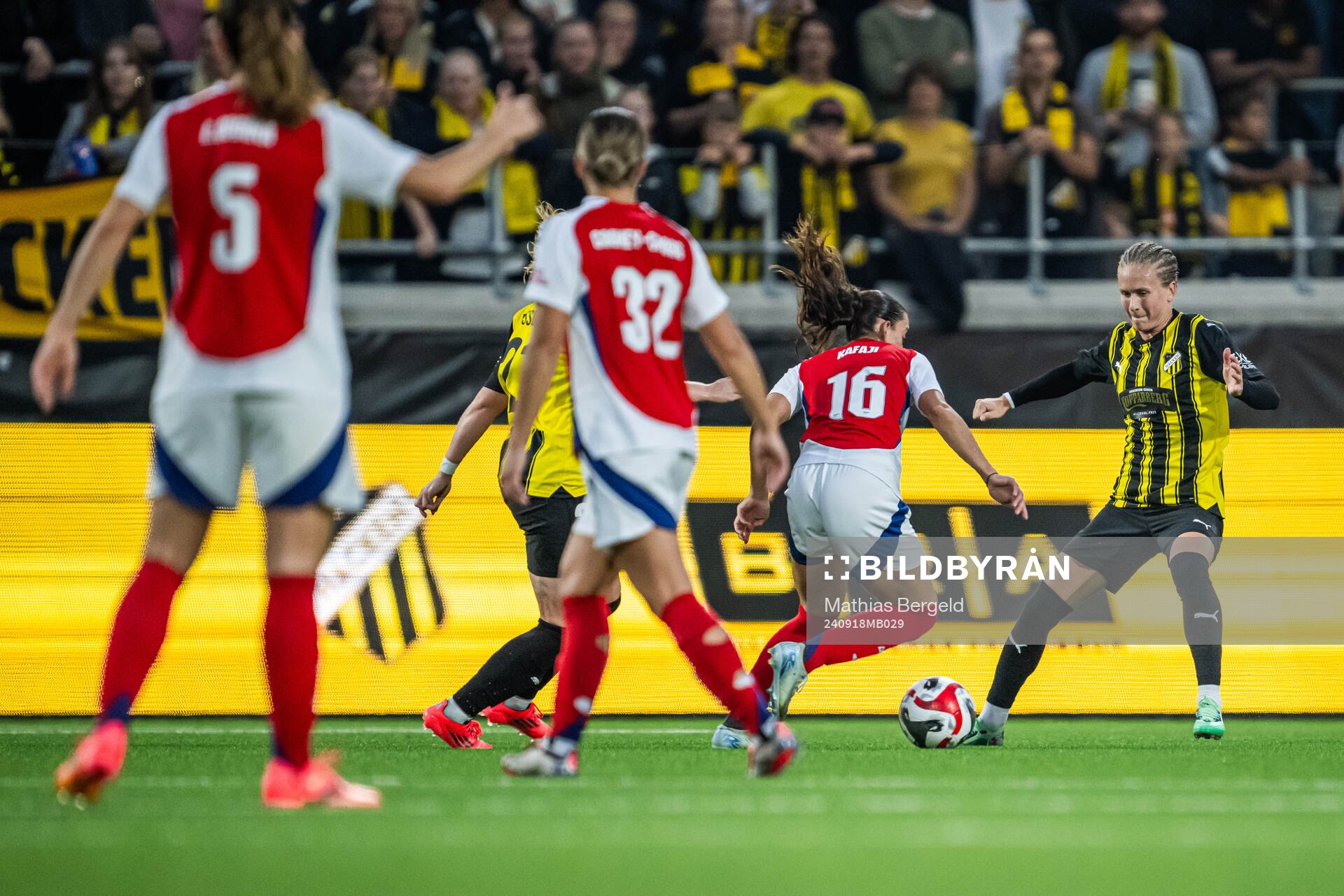 Rosa Kafaji of Arsenal and Filippa Curmark of Häcken