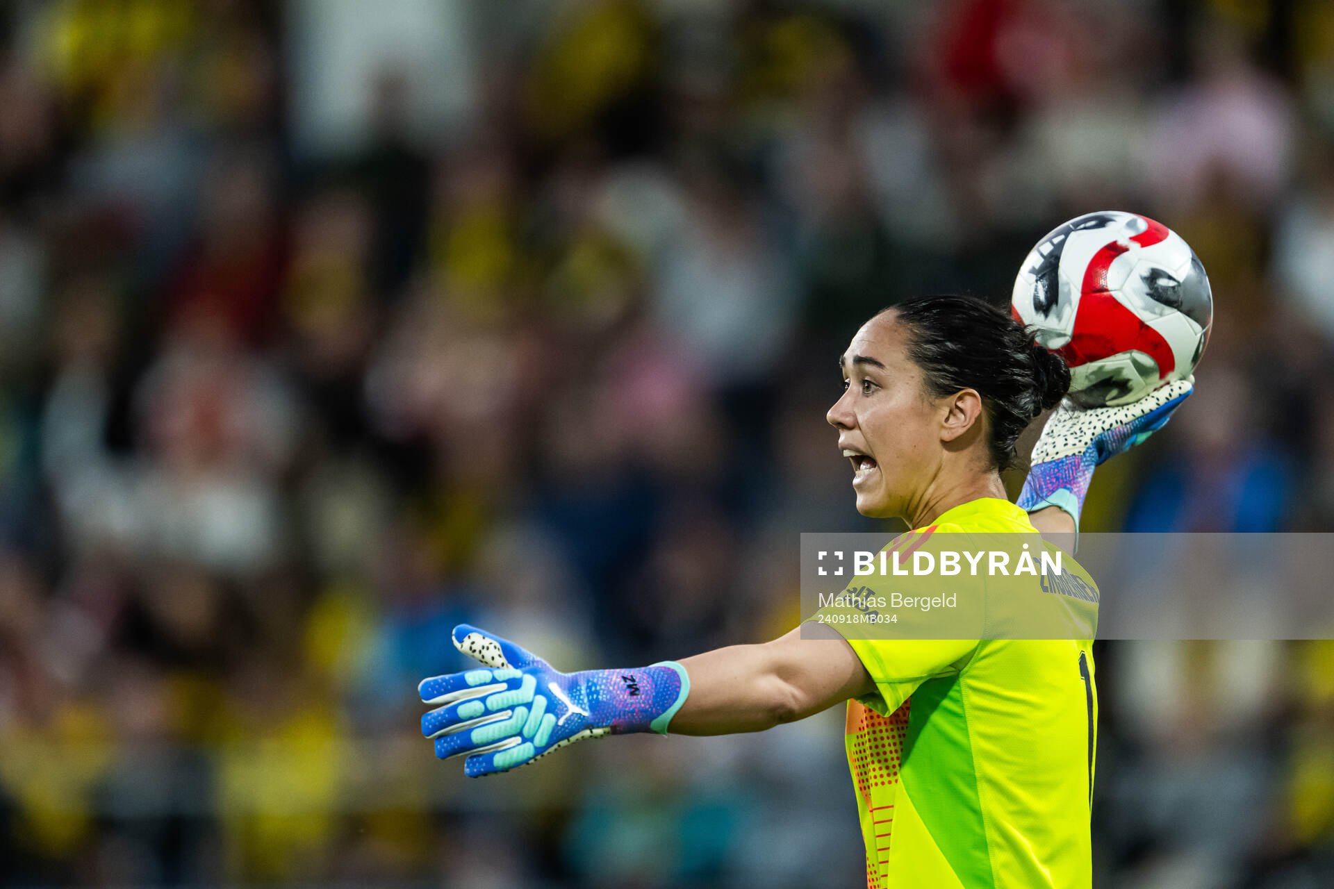 Goalkeeper Manuela Zinsberger of Arsenal