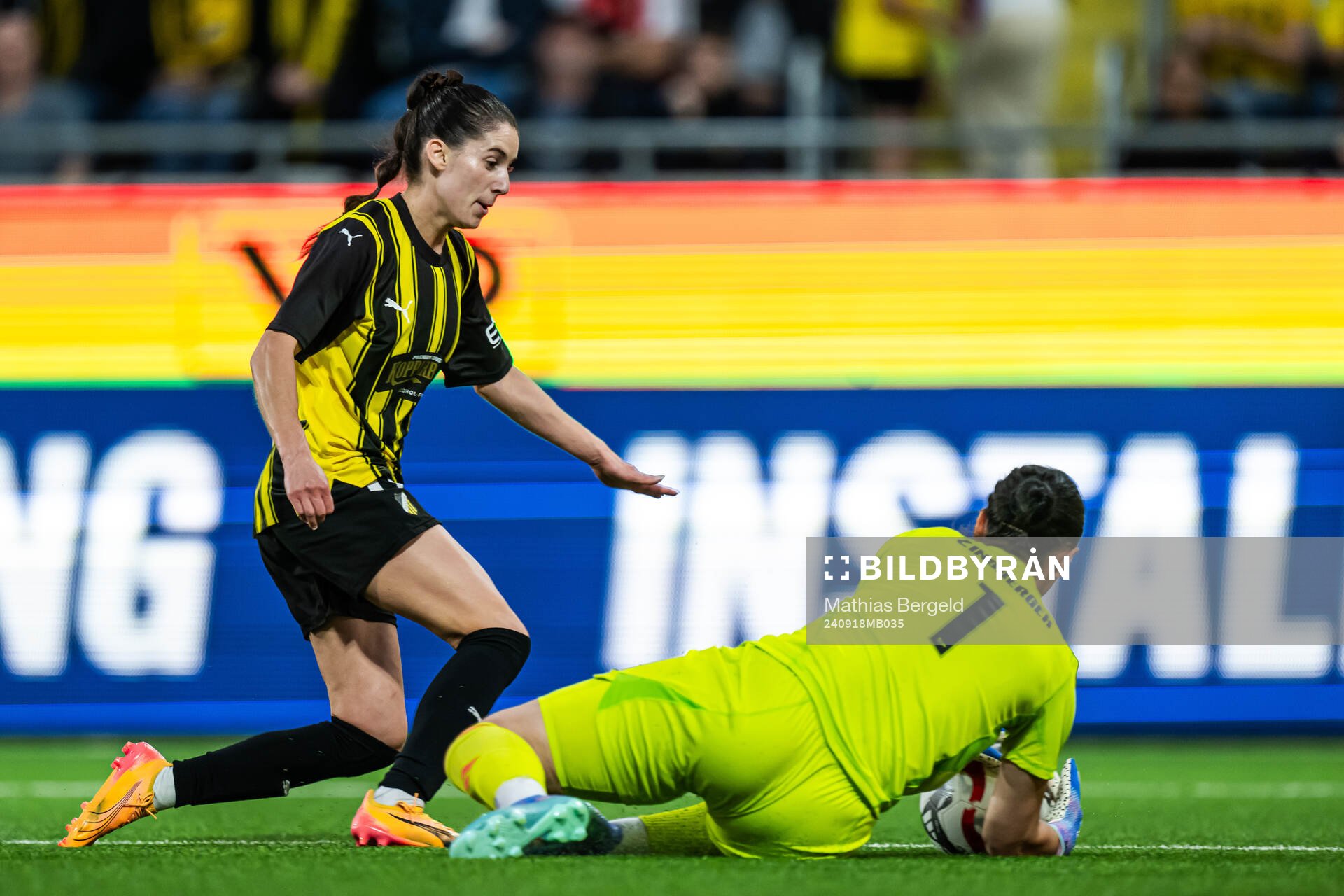 Clarissa Larisey of Häcken and goalkeeper Manuela