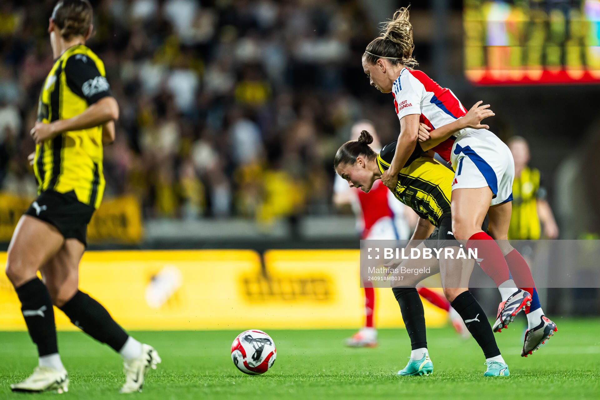 Hanna Wijk of Häcken and Katie McCabe of Arsenal