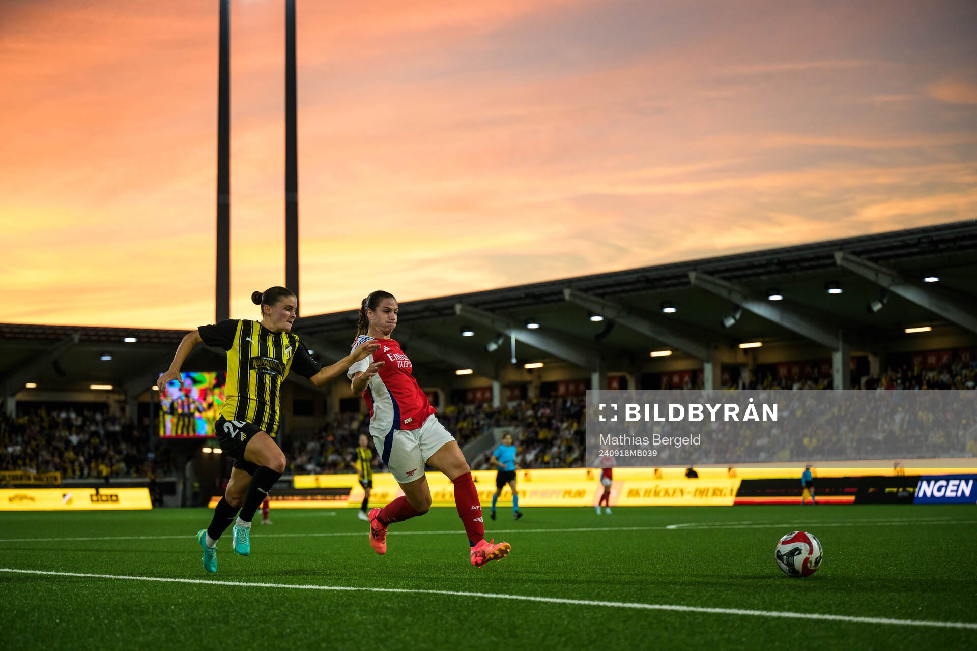 Hanna Wijk of Häcken and Laia Codina of Arsenal
