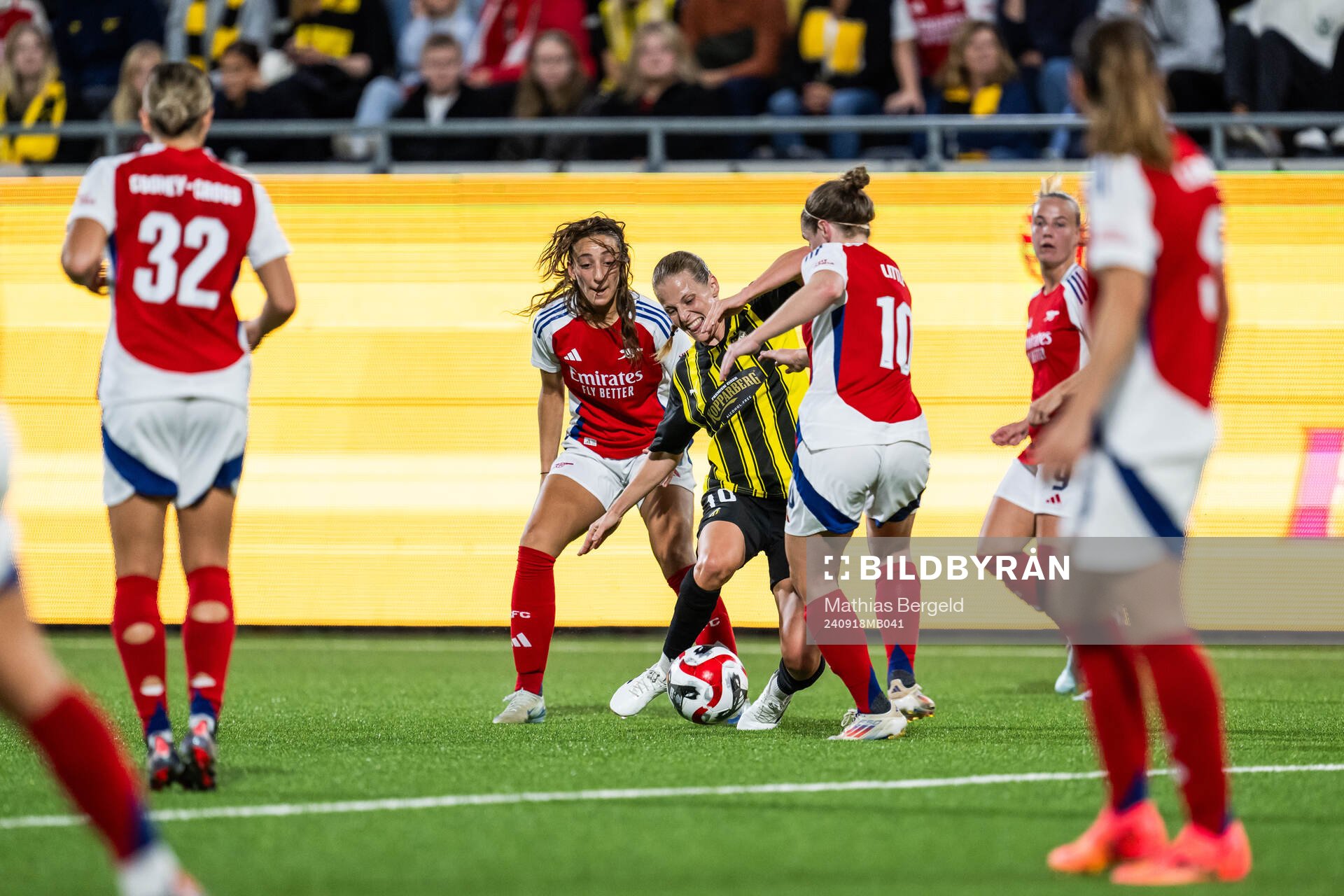 Anna Anvegård of Häcken competes for the ball with Rosa