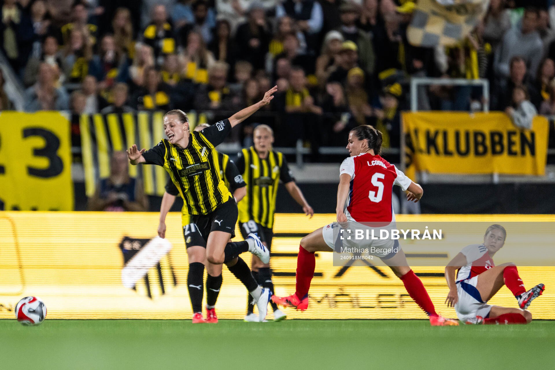 Anna Anvegård of Häcken and Laia Codina of Arsenal