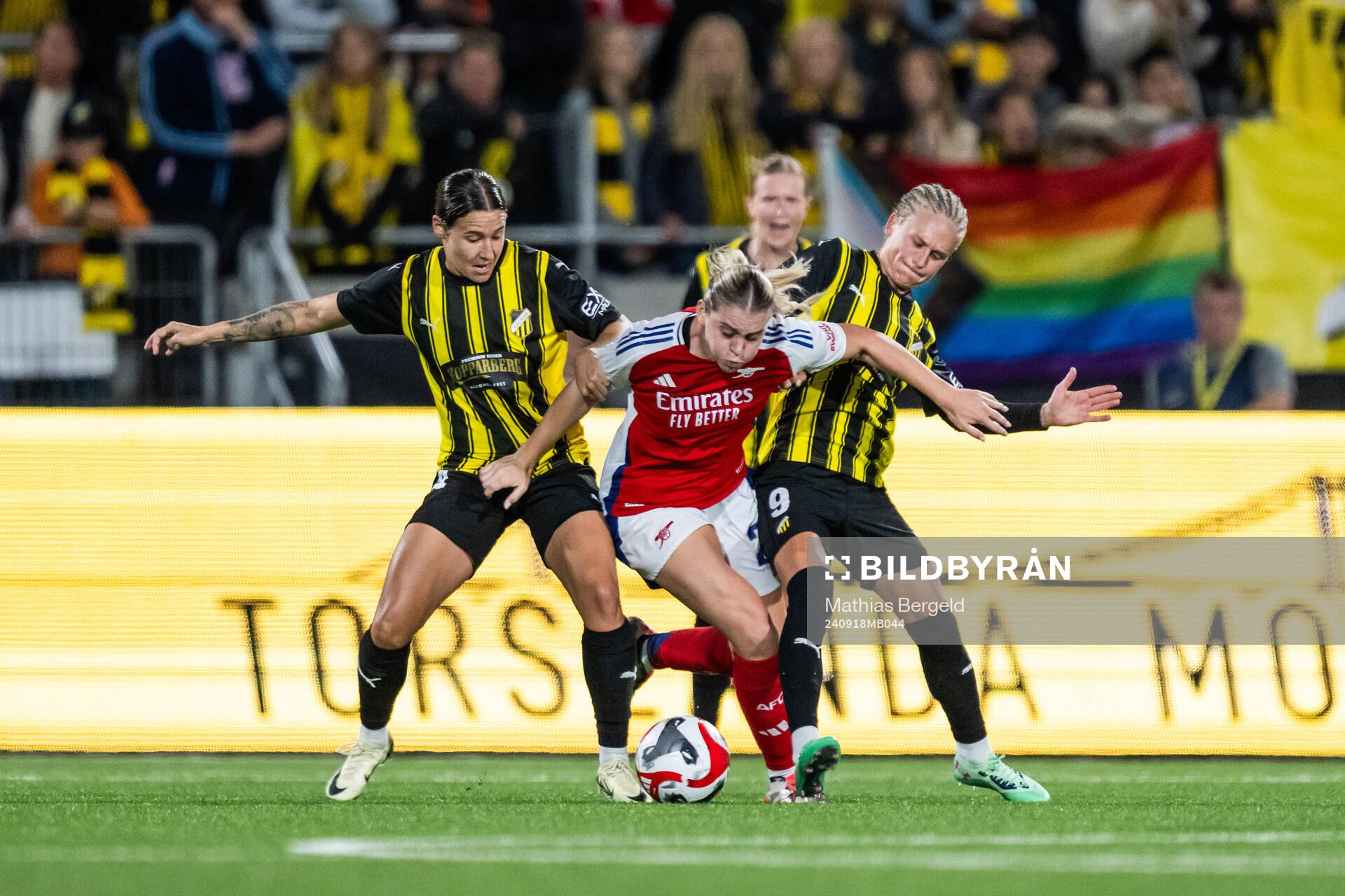 Tabby Tindell and Filippa Curmark of Häcken compete for