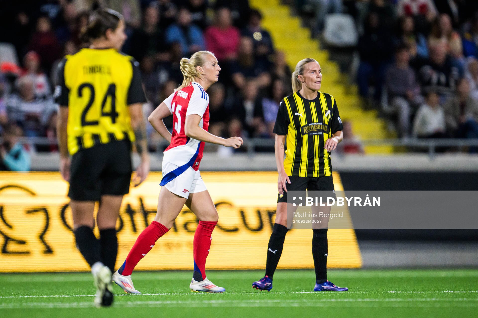 Stina Blackstenius of Arsenal and Alexandra Larsson of