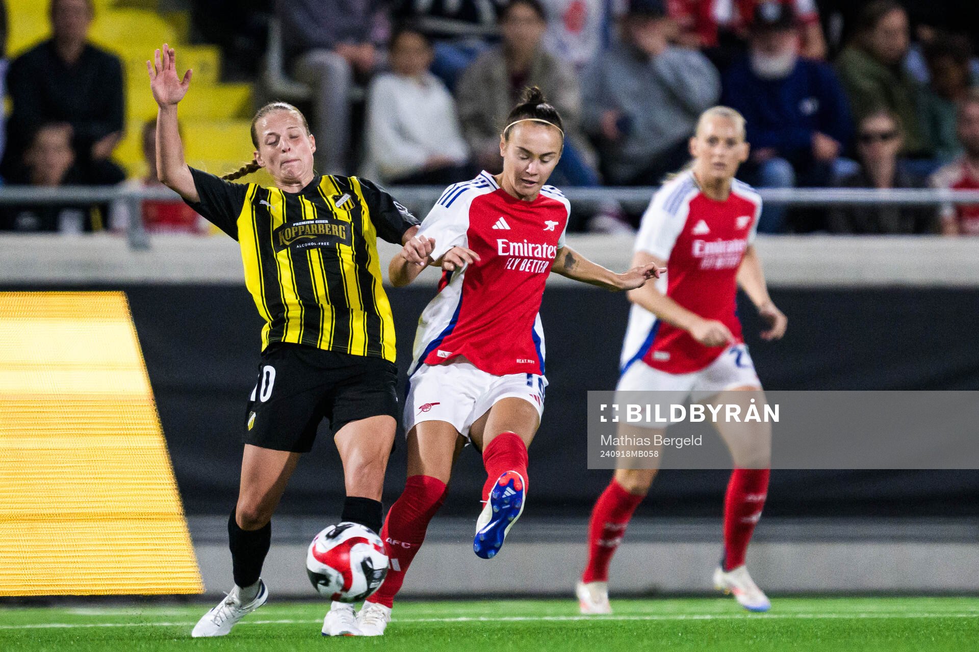 Anna Anvegård of Häcken and Caitlin Ford of Arsenal during the UEFA Women's Champions League qualifying match between Häcken and Arsenal on September 18, 2024 in Gothenburg.