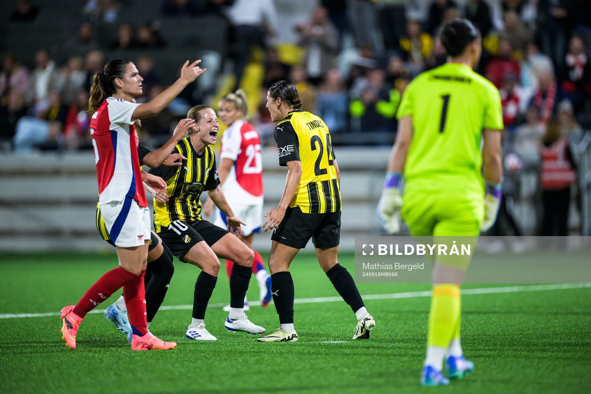 Tabby Tindell of Häcken celebrate the 1-0 goal with Anna