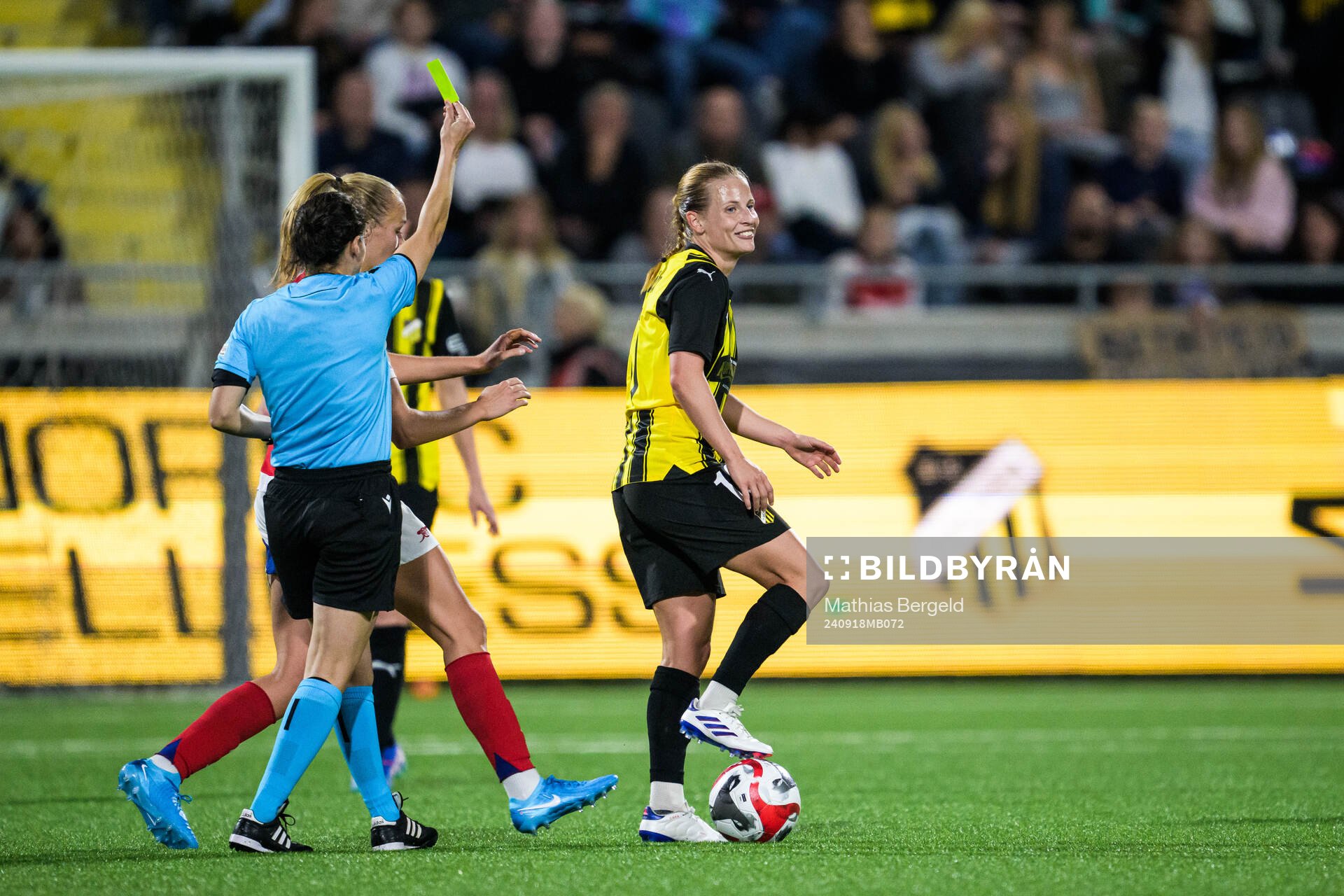 Anna Anvegård of Häcken receives a warning