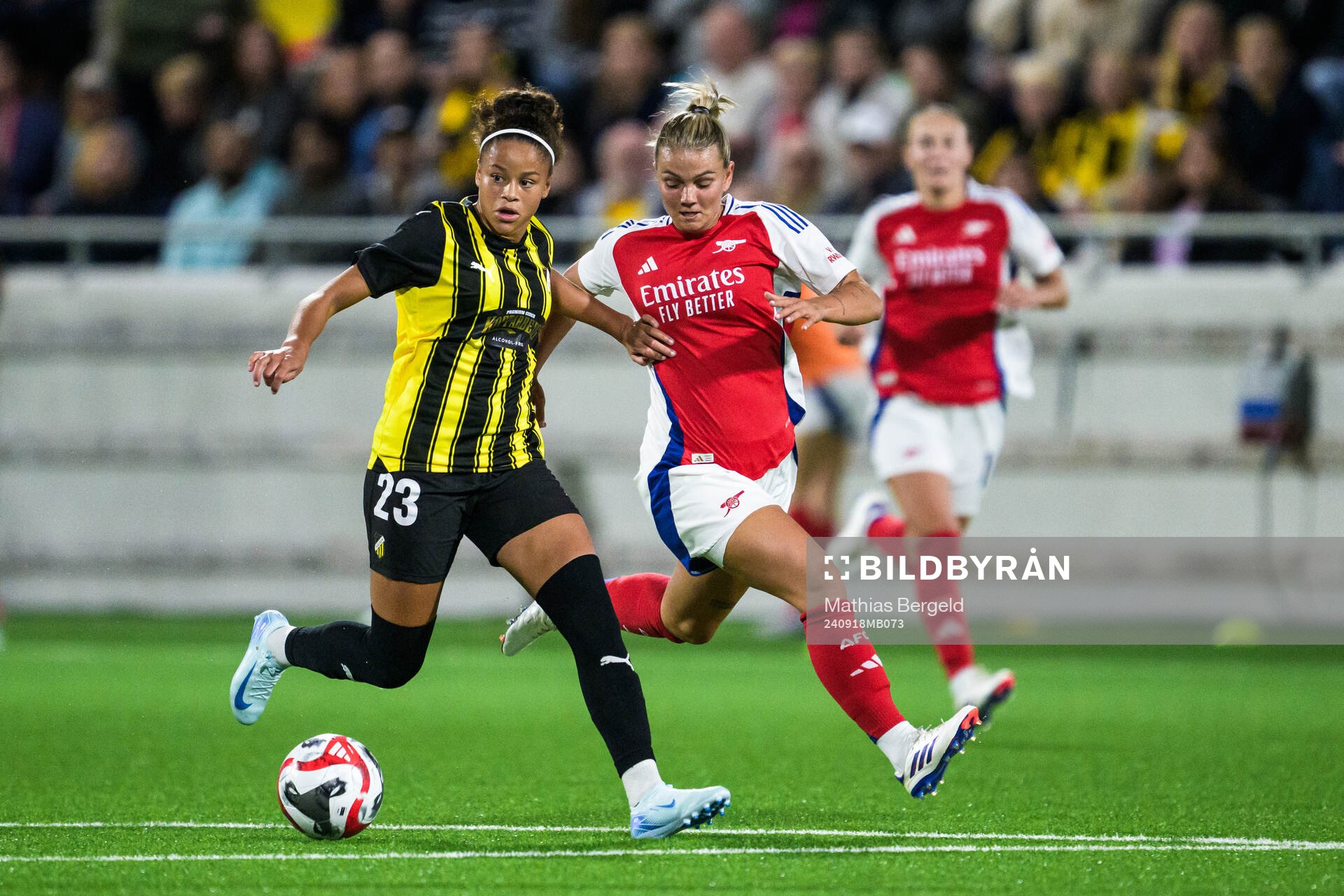 Felicia Schröder of Häcken and Laura Wienroither of