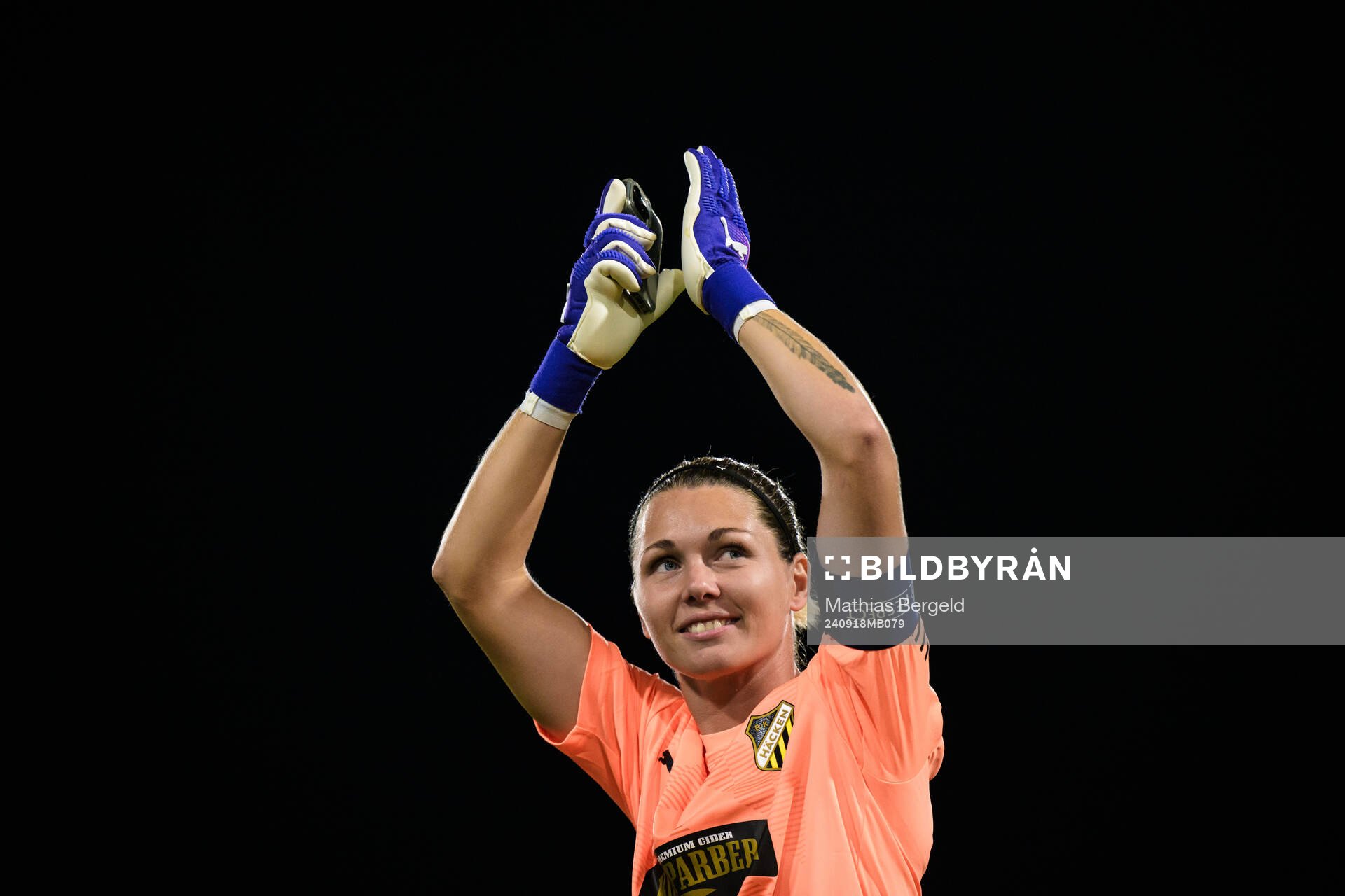 Goalkeeper Jennifer Falk of Häcken celebrate