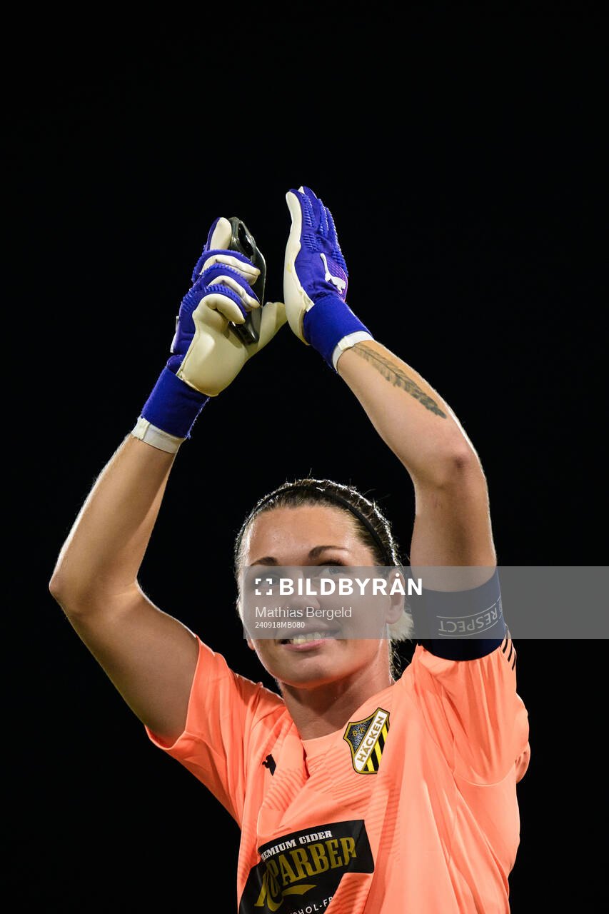 Goalkeeper Jennifer Falk of Häcken celebrate