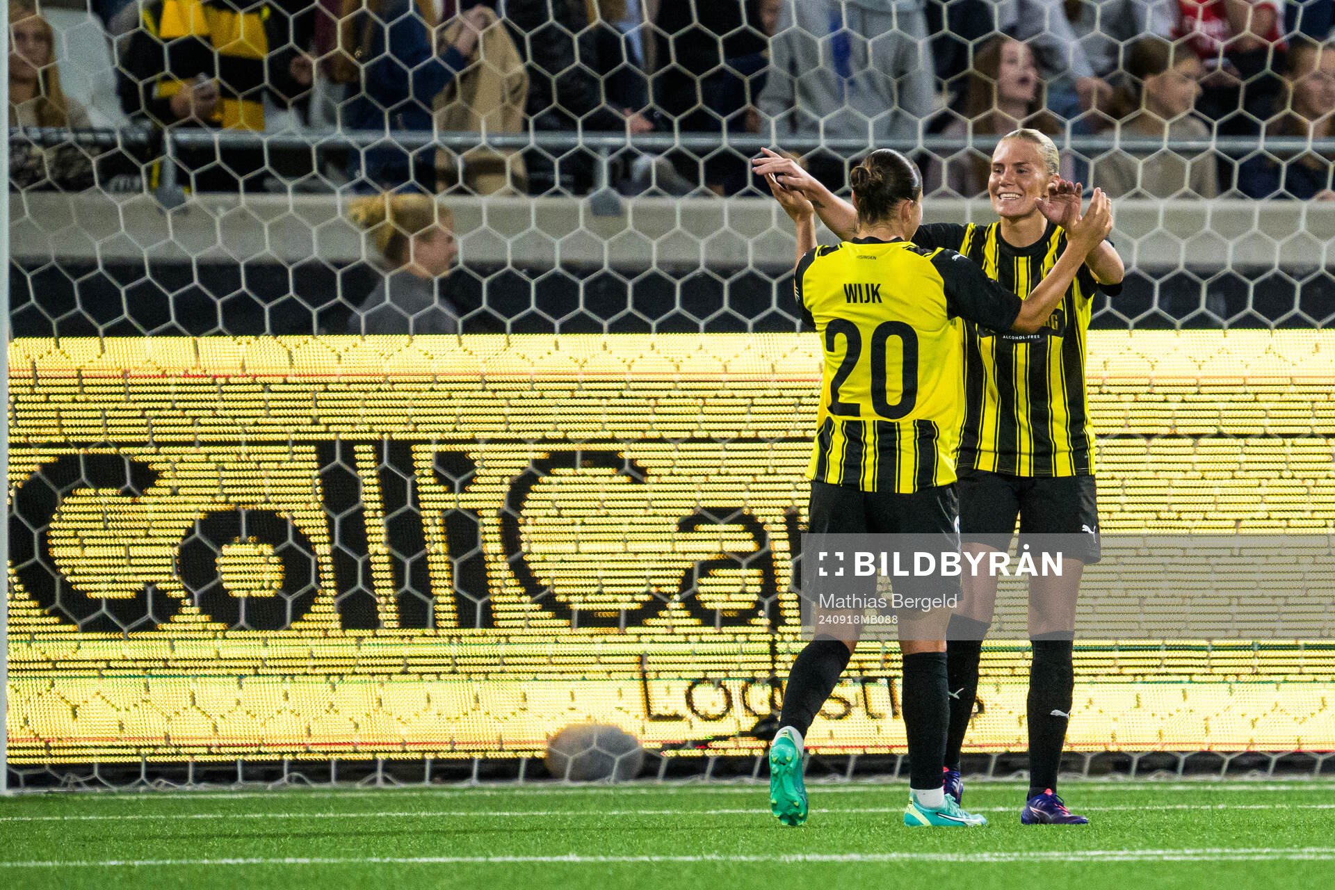 Hanna Wijk and Josefine Rybrink of Häcken celebrating