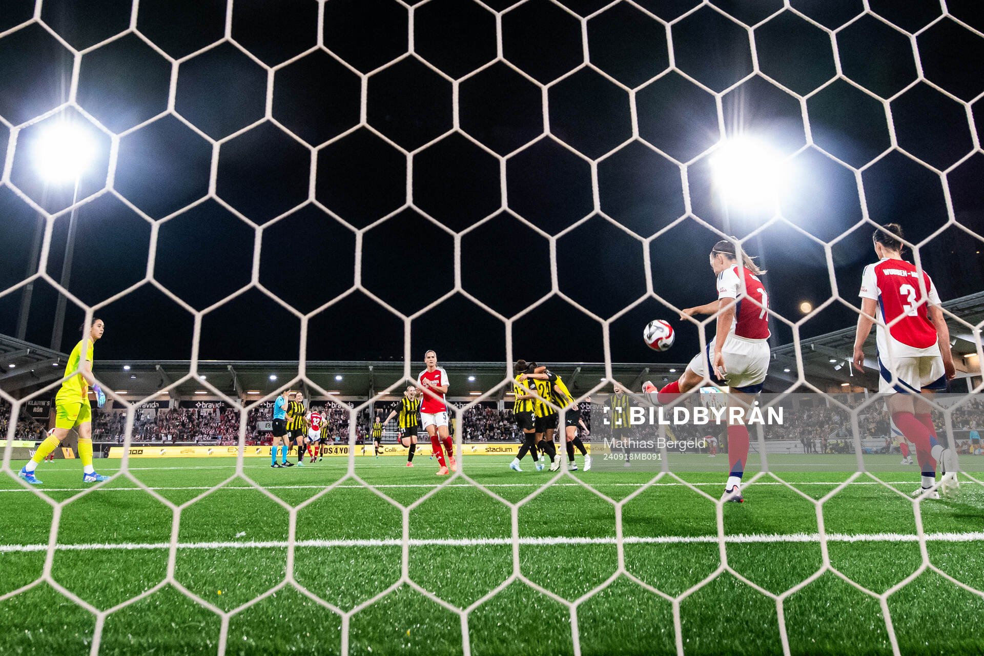 Katie McCabe of Arsenal looks dejected